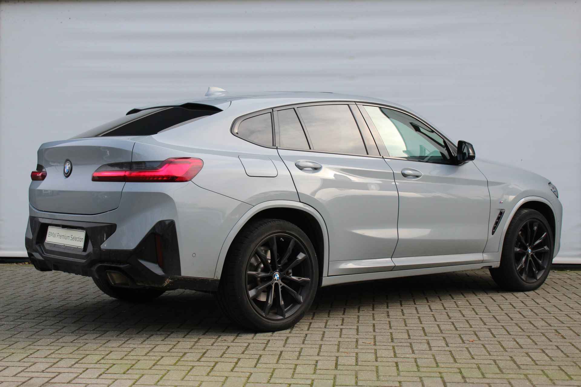 BMW X4 xDrive20i High Executive M Sport Automaat / Panoramadak / Sportstoelen / Stoelverwarming / Laserlight / Parking Assistant Plus / Live Cockpit Professional / Verwarmd stuurwiel - 4/30