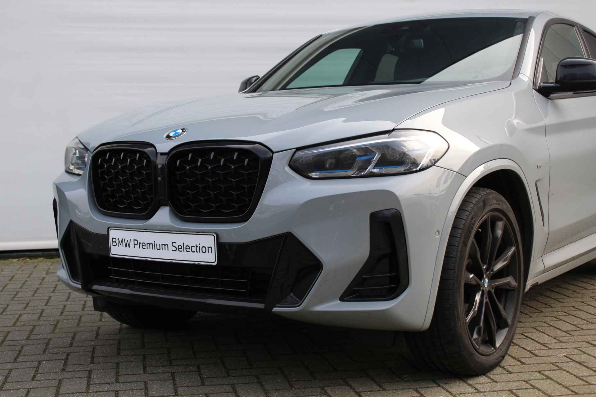 BMW X4 xDrive20i High Executive M Sport Automaat / Panoramadak / Sportstoelen / Stoelverwarming / Laserlight / Parking Assistant Plus / Live Cockpit Professional / Verwarmd stuurwiel - 17/30