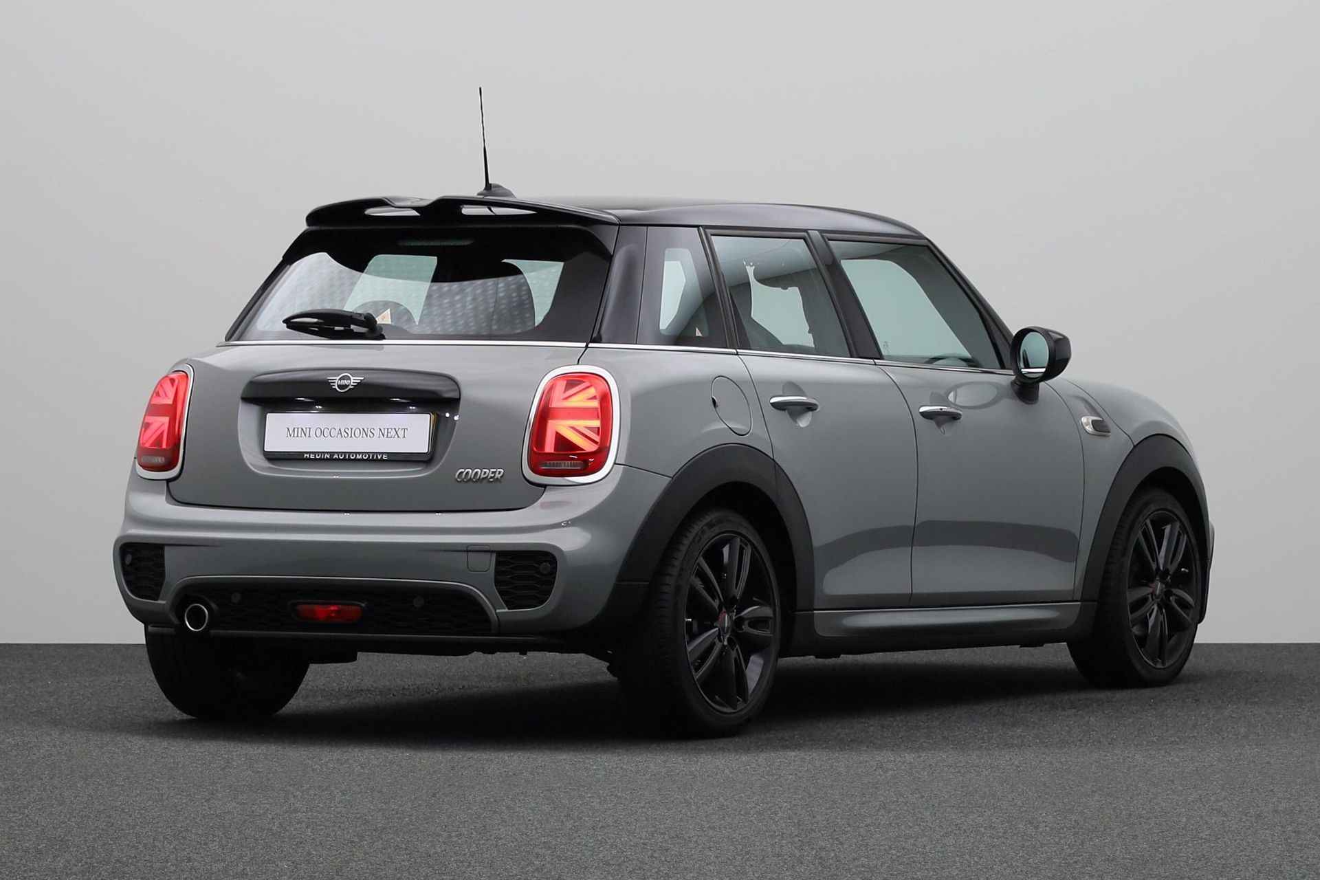 MINI 5-deurs 1.5 Cooper |17" LM JCW Track Spoke zwart|  John Cooper Works Uitvoering | MINI Navigatiesysteem | Park Distance Control achter (PDC)| Cruise Control | - 2/25