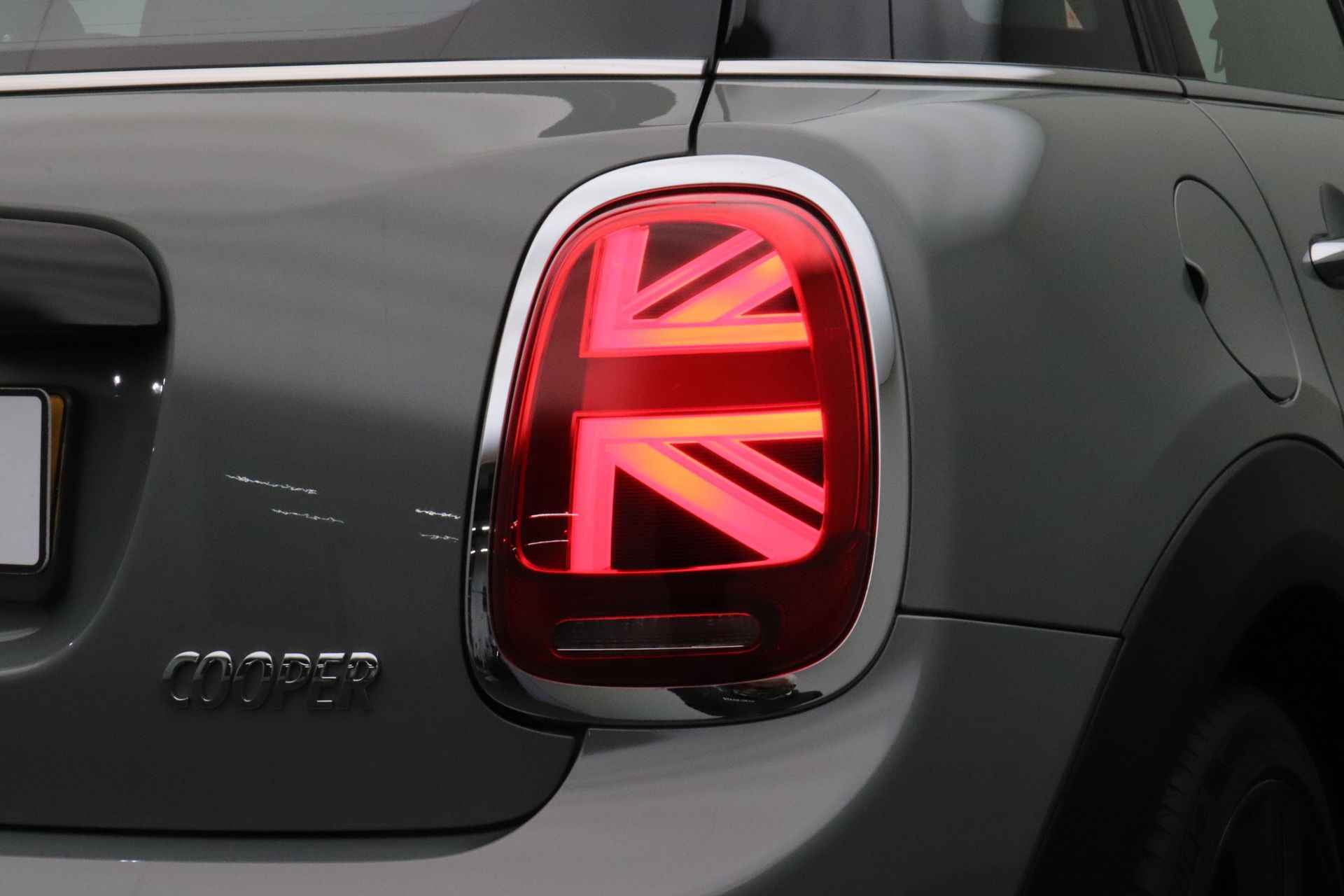 MINI 5-deurs 1.5 Cooper |17" LM JCW Track Spoke zwart|  John Cooper Works Uitvoering | MINI Navigatiesysteem | Park Distance Control achter (PDC)| Cruise Control | - 7/25