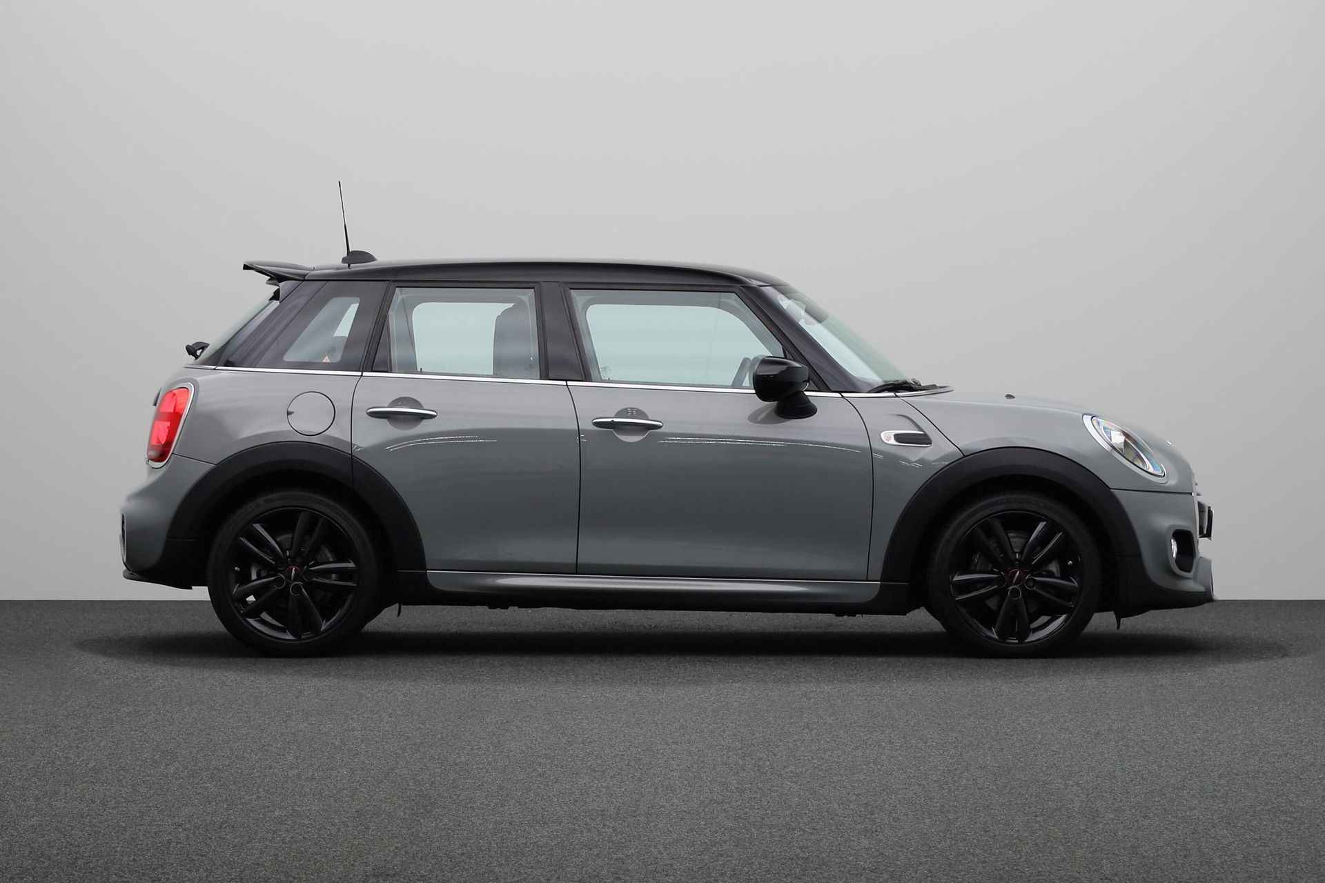 MINI 5-deurs 1.5 Cooper |17" LM JCW Track Spoke zwart|  John Cooper Works Uitvoering | MINI Navigatiesysteem | Park Distance Control achter (PDC)| Cruise Control | - 10/25