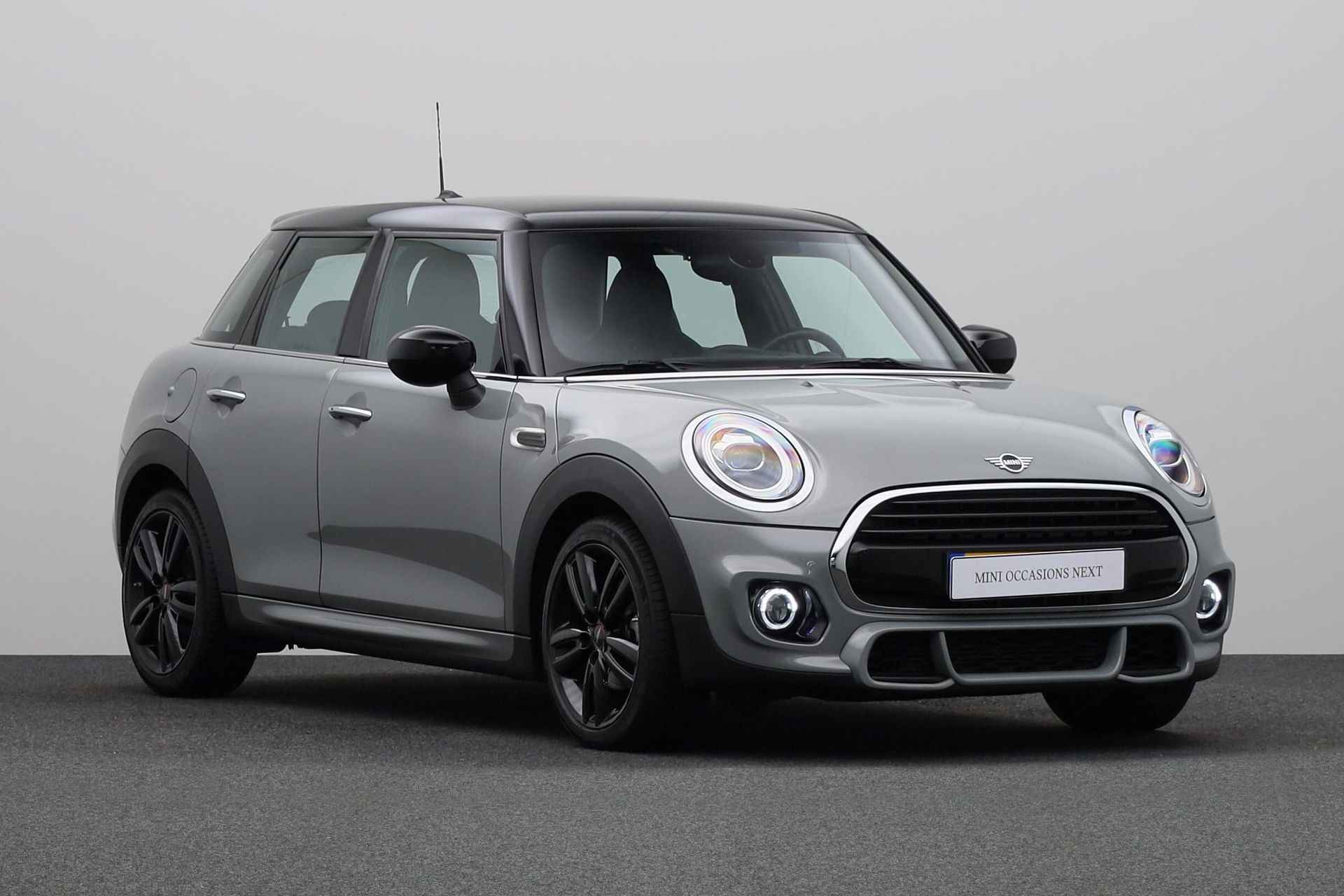 MINI 5-deurs 1.5 Cooper |17" LM JCW Track Spoke zwart|  John Cooper Works Uitvoering | MINI Navigatiesysteem | Park Distance Control achter (PDC)| Cruise Control | - 11/25