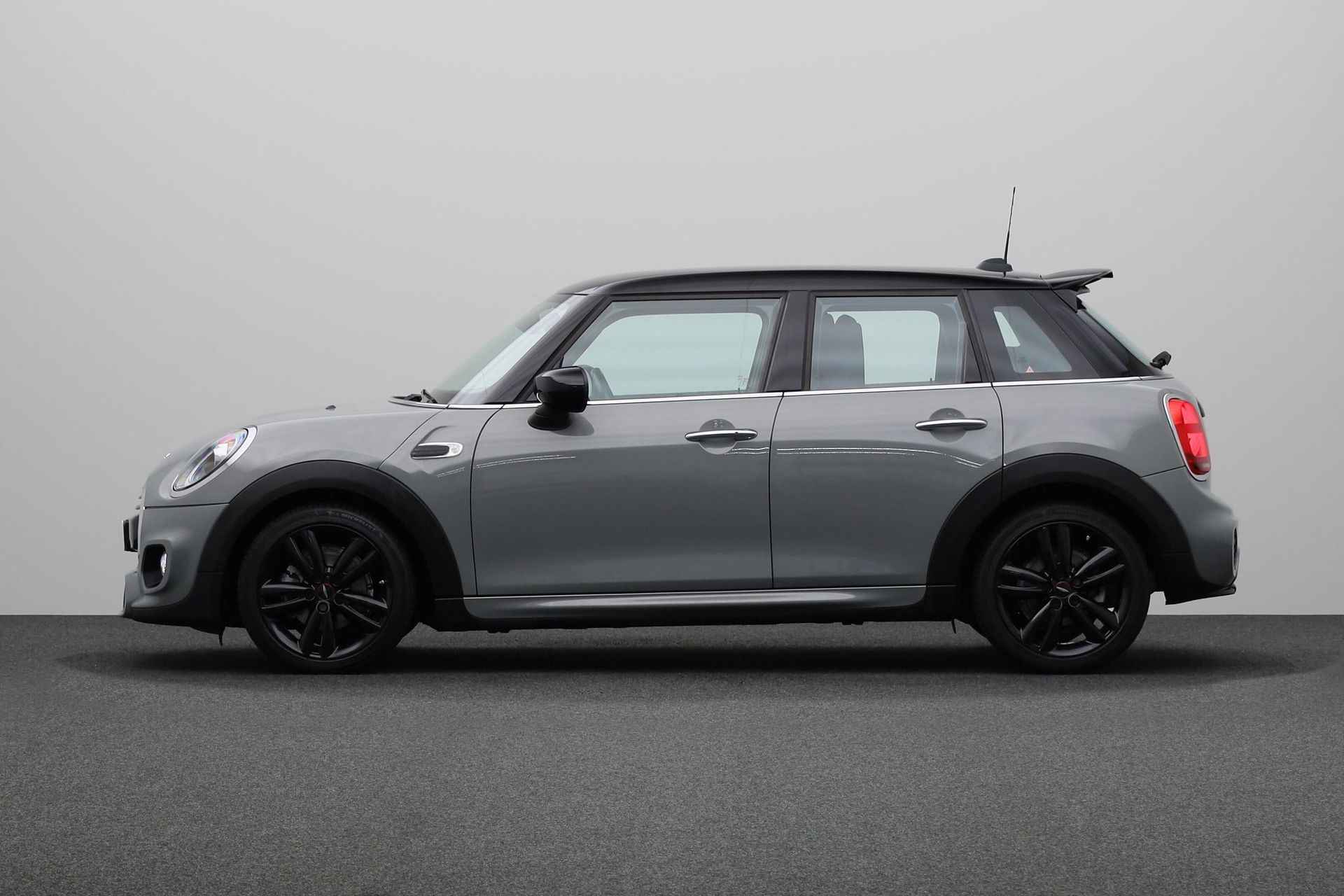 MINI 5-deurs 1.5 Cooper |17" LM JCW Track Spoke zwart|  John Cooper Works Uitvoering | MINI Navigatiesysteem | Park Distance Control achter (PDC)| Cruise Control | - 12/25