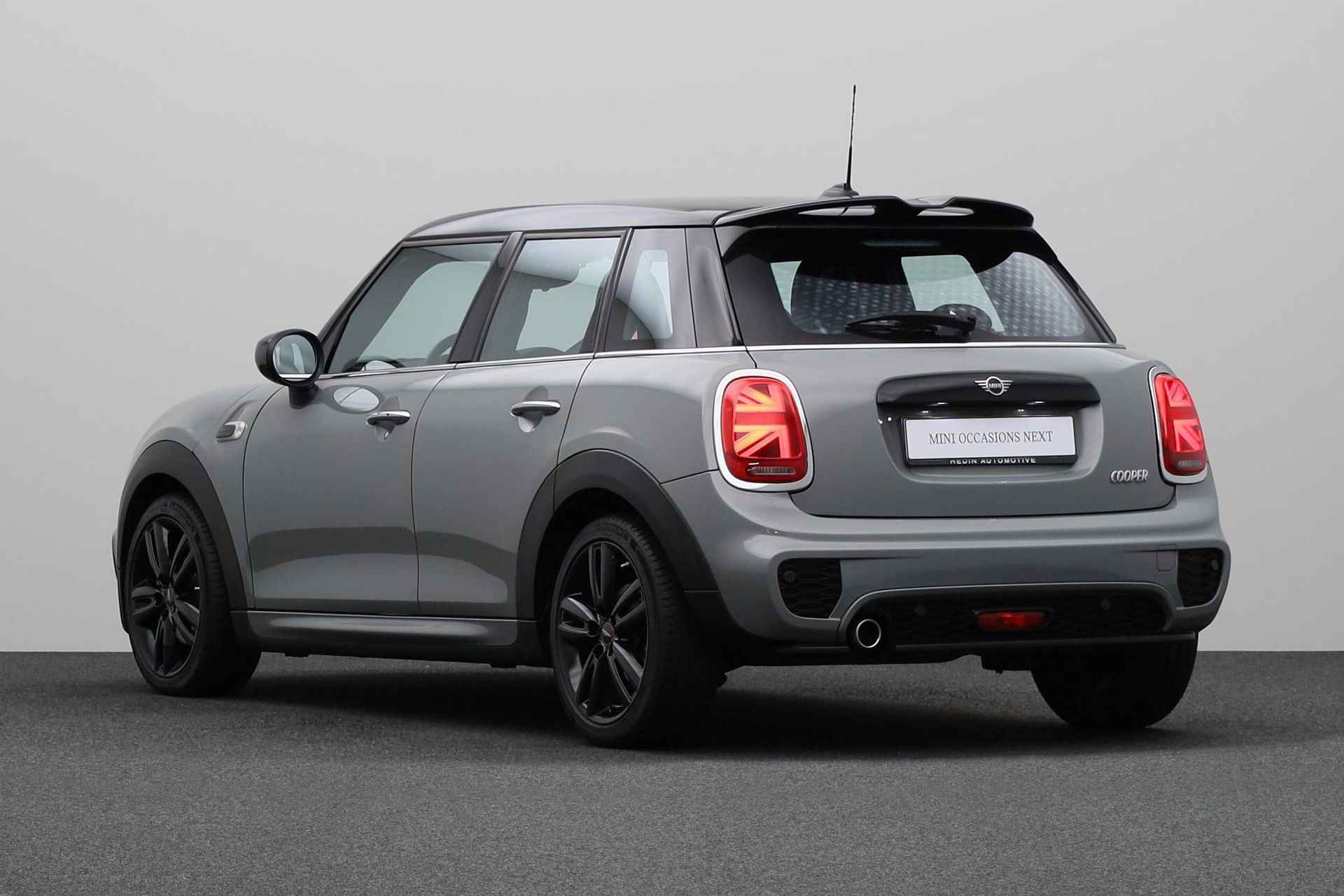 MINI 5-deurs 1.5 Cooper |17" LM JCW Track Spoke zwart|  John Cooper Works Uitvoering | MINI Navigatiesysteem | Park Distance Control achter (PDC)| Cruise Control | - 13/25