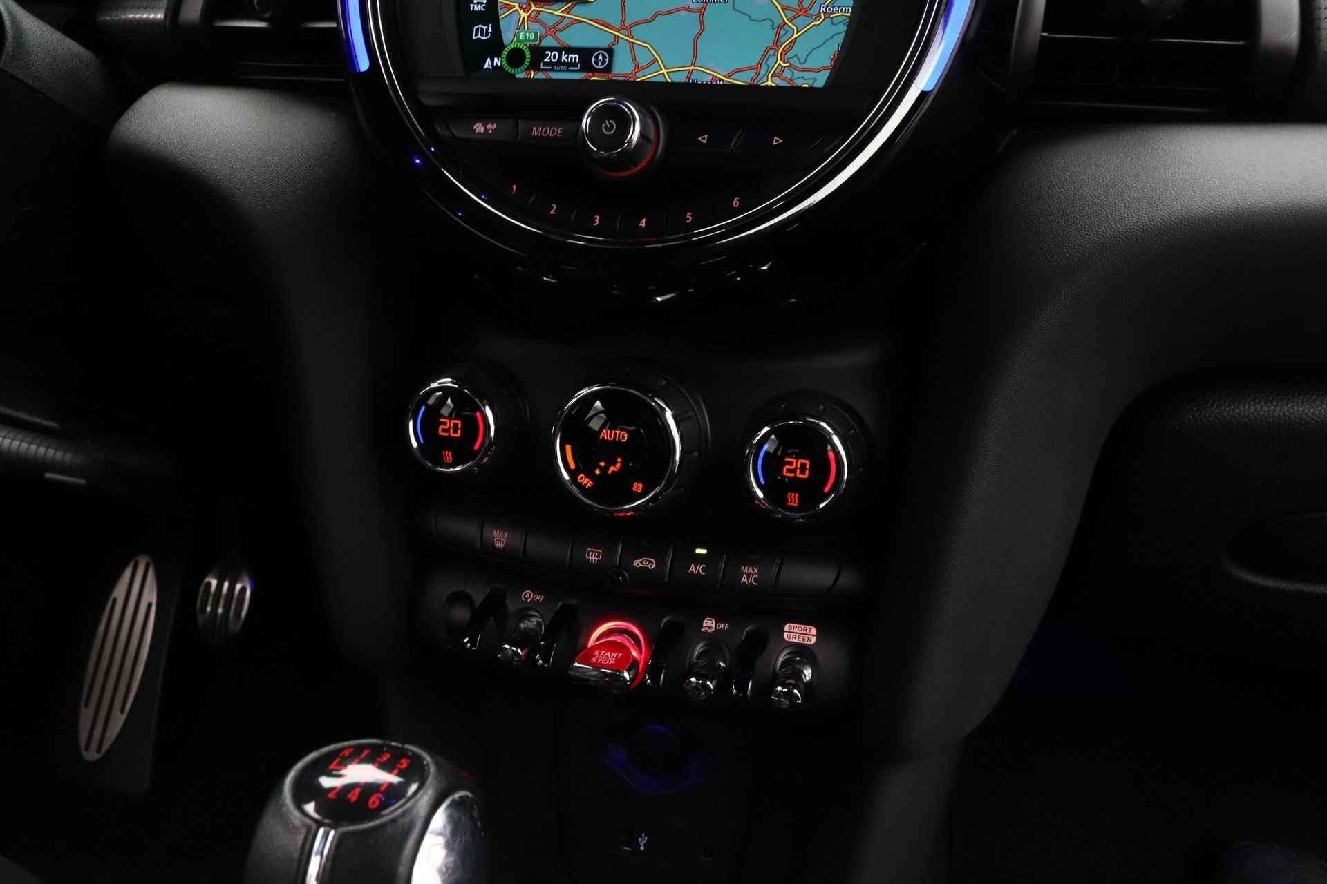 MINI 5-deurs 1.5 Cooper |17" LM JCW Track Spoke zwart|  John Cooper Works Uitvoering | MINI Navigatiesysteem | Park Distance Control achter (PDC)| Cruise Control | - 21/25