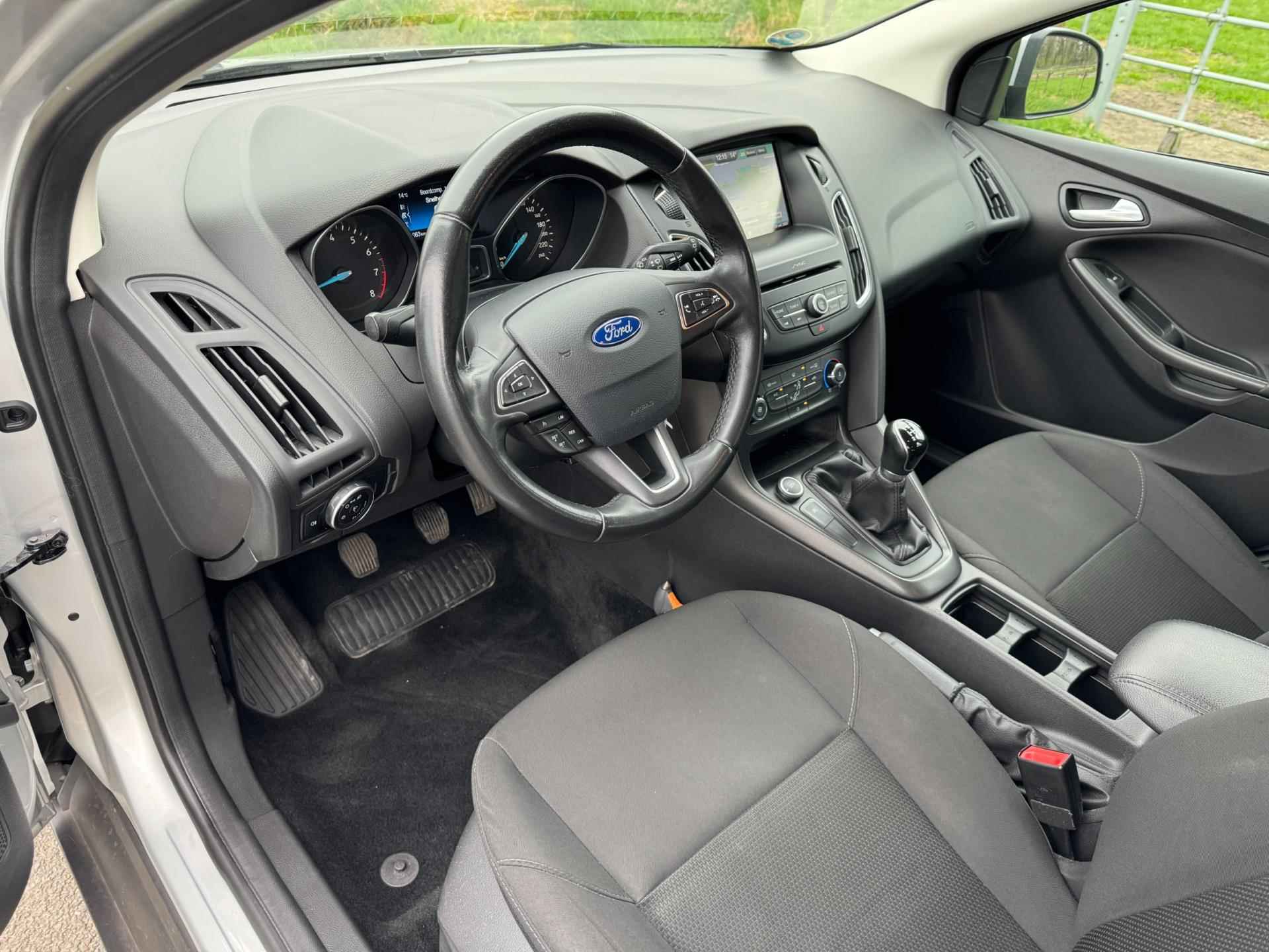 Ford Focus Wagon 1.0 Trend keurig onderhouden met navigatie - 10/26