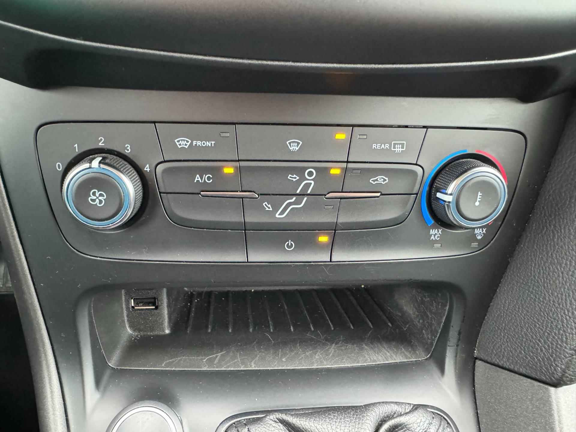 Ford Focus Wagon 1.0 Trend keurig onderhouden met navigatie - 18/26
