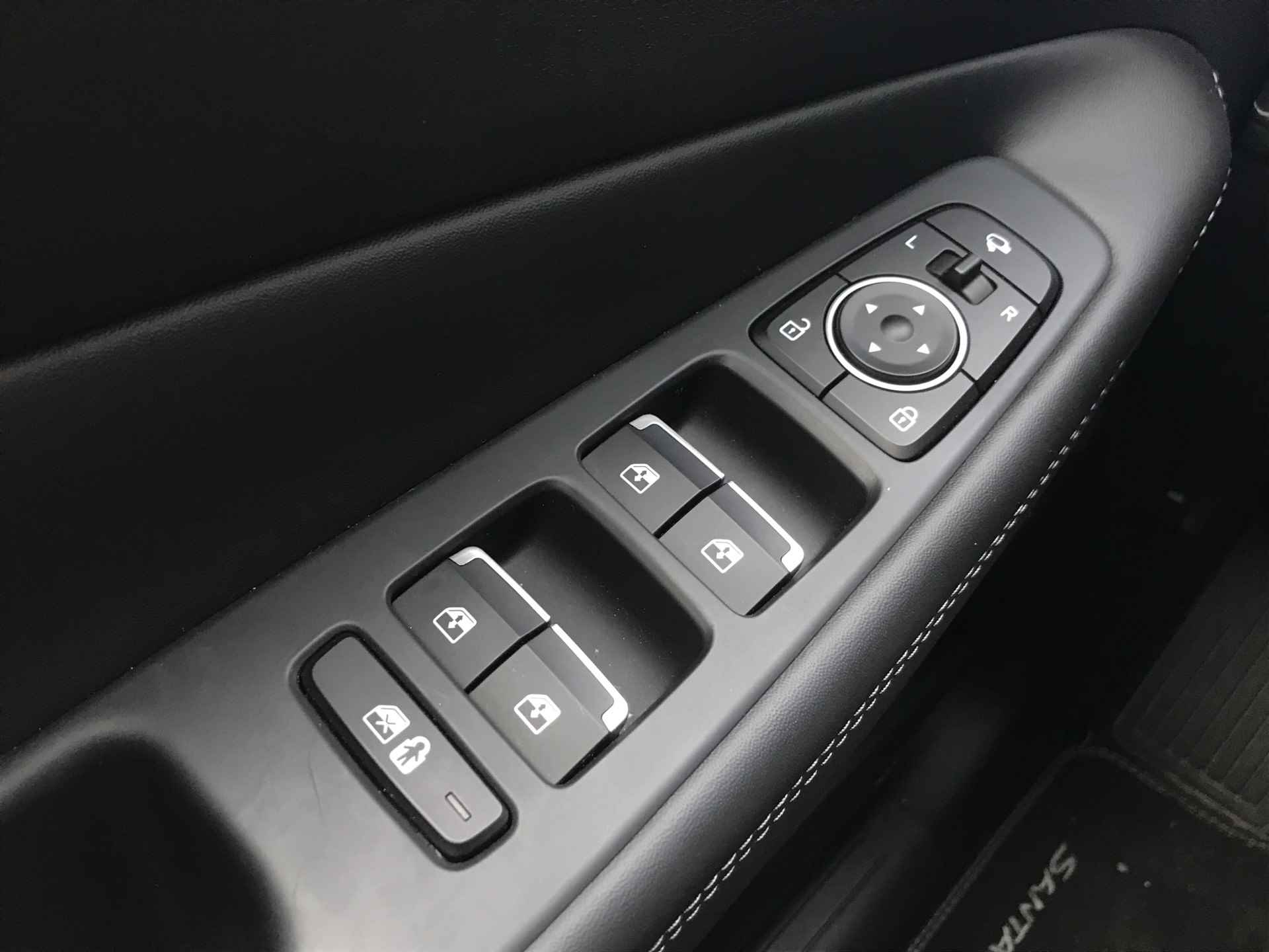 Hyundai Santa Fe HEV 230pk 7-zits Premium Automaat | Leder | Climate | Keyless | 360 Camera | 19" Lichtmetaal | Parkeer Assistent | Elektrische K - 24/35