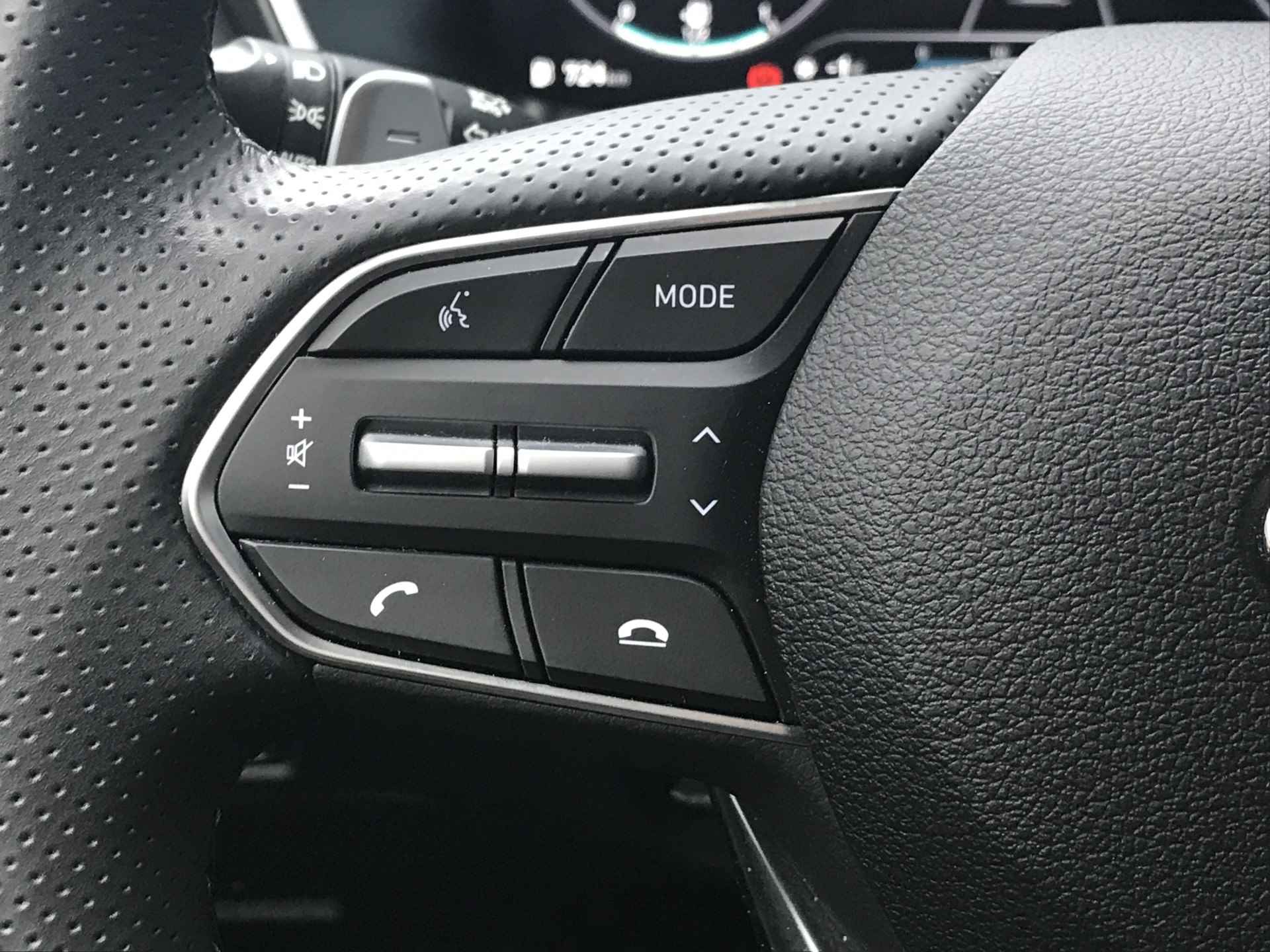 Hyundai Santa Fe HEV 230pk 7-zits Premium Automaat | Leder | Climate | Keyless | 360 Camera | 19" Lichtmetaal | Parkeer Assistent | Elektrische K - 27/35