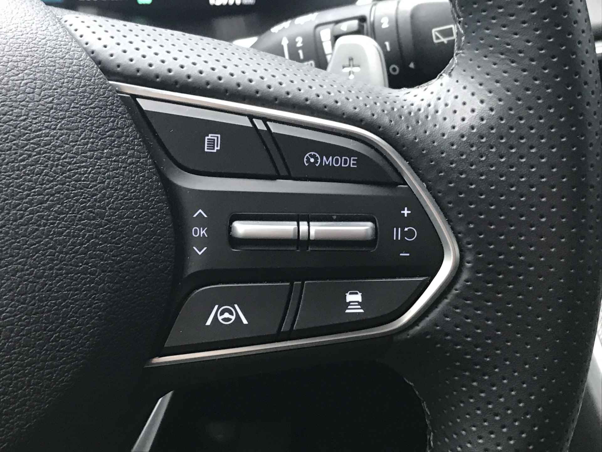Hyundai Santa Fe HEV 230pk 7-zits Premium Automaat | Leder | Climate | Keyless | 360 Camera | 19" Lichtmetaal | Parkeer Assistent | Elektrische K - 29/35