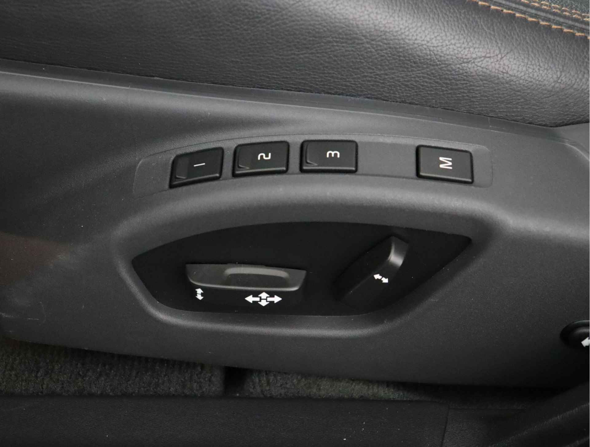 Volvo V60 Cross Country 2.0 T5 Polar+ Aut. - Navigatie - Camera - Stoelverwarming - Schuif-/kanteldak - LM-velgen - Leder bekleding - 12 maanden BOVAG-garantie - 17/58