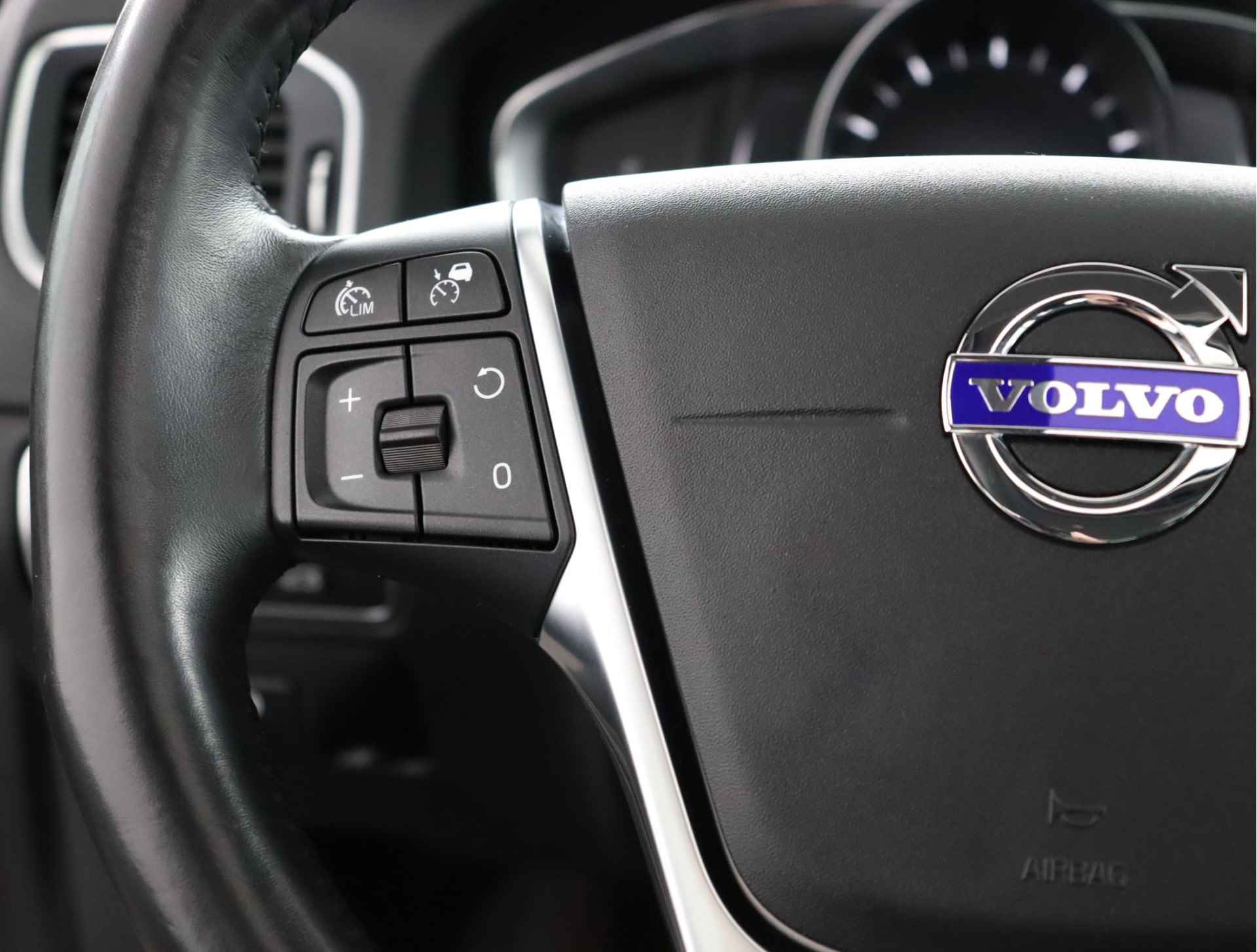 Volvo V60 Cross Country 2.0 T5 Polar+ Aut. - Navigatie - Camera - Stoelverwarming - Schuif-/kanteldak - LM-velgen - Leder bekleding - 12 maanden BOVAG-garantie - 22/58