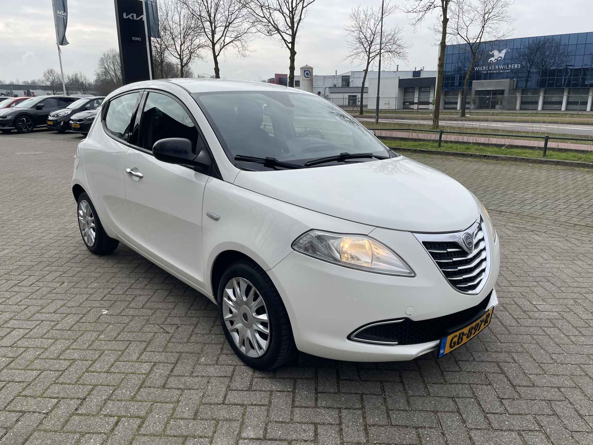 Lancia Ypsilon 1.2 Gold Airco   5 Deurs       info;F.Bogaars    0492588956 - 5/26