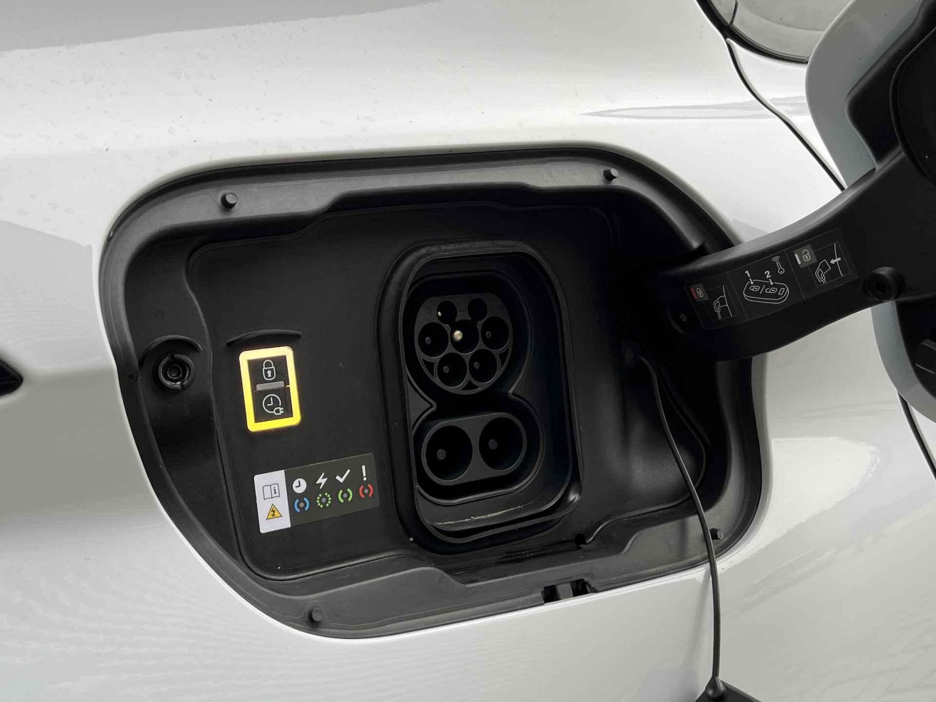 Peugeot E-308 EV GT First Edition 54 kWh 100% ELEKTRISCH! | Stoel- en Stuurverwarming | Navigatie - 4/19