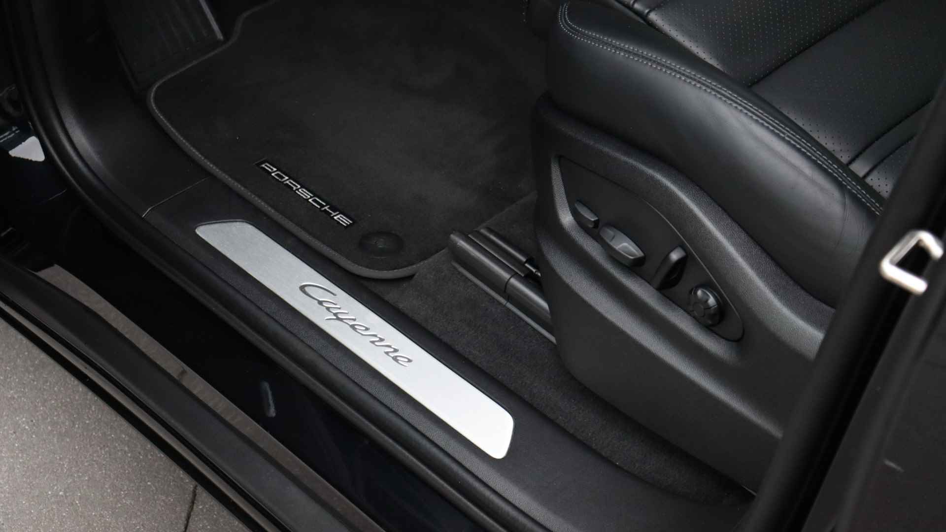 Porsche Cayenne 3.0 E-Hybrid SportDesign | Panoramadak | BOSE Sound | Trekhaak | Achterasbesturing | Stuurwielverwarming - 14/32