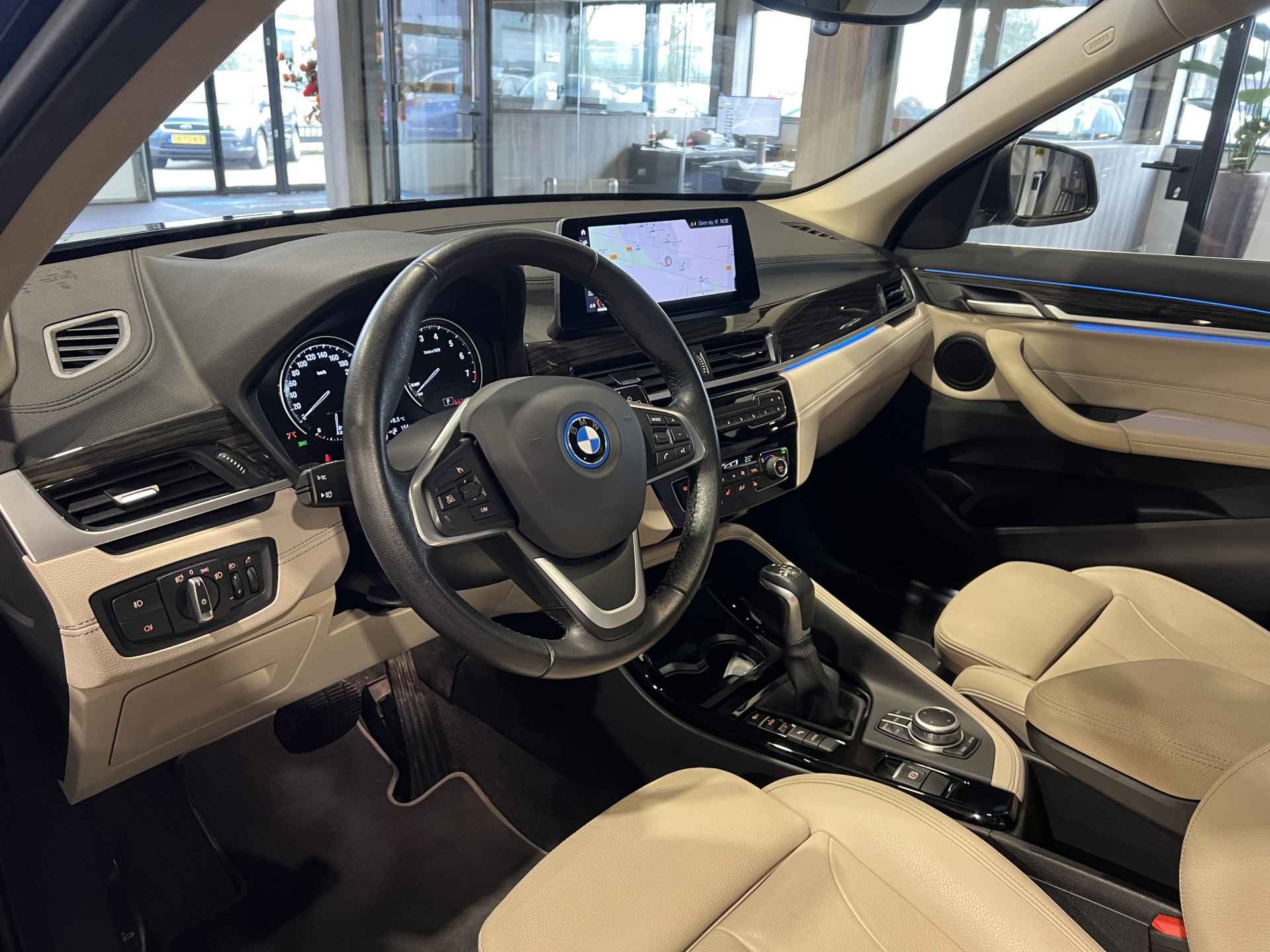 BMW X1 xDrive25e Executive Panorama | Beige leder | HUD | Trekhaak | Camera - 4/45