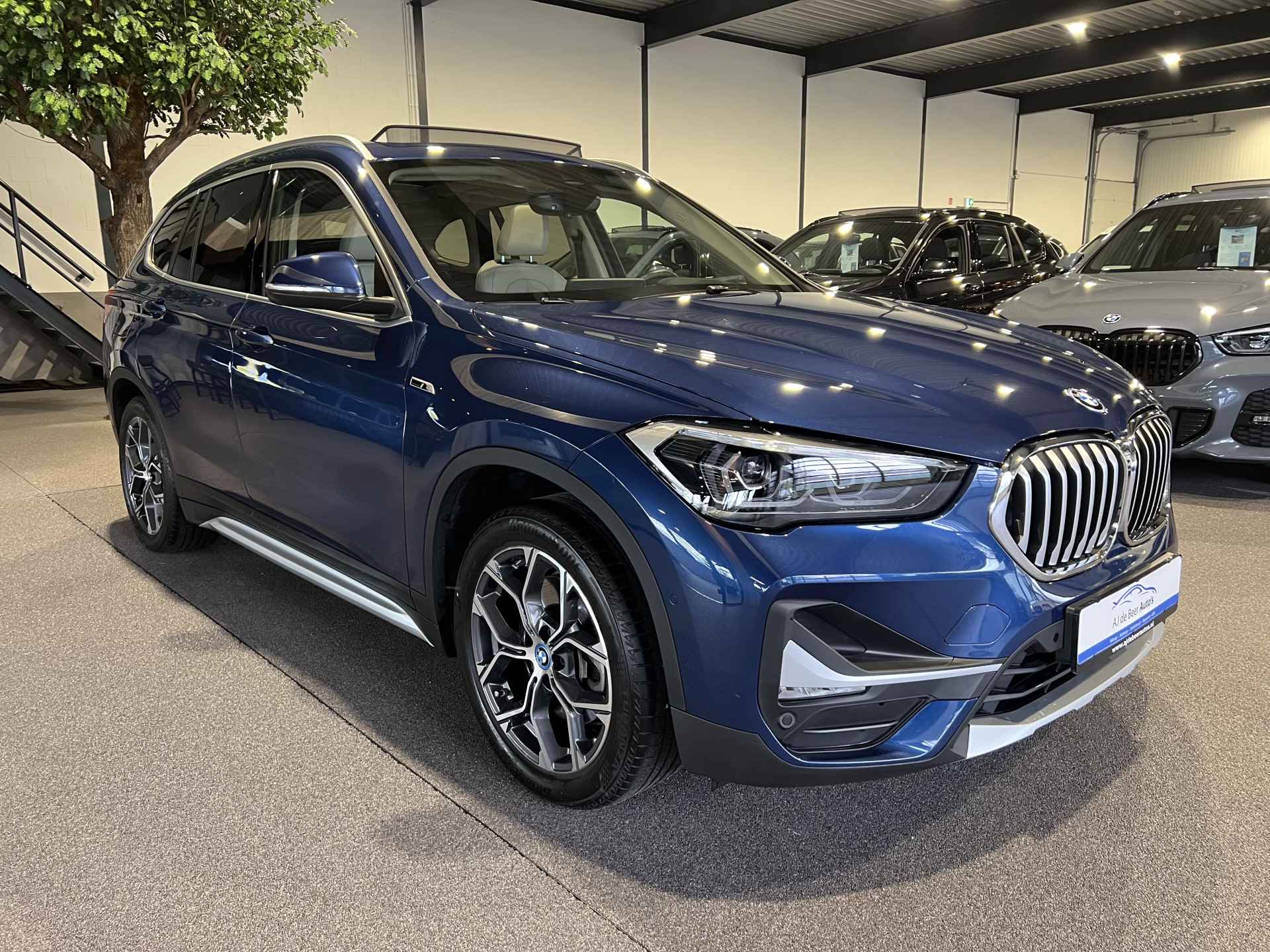 BMW X1 xDrive25e Executive Panorama | Beige leder | HUD | Trekhaak | Camera - 12/45