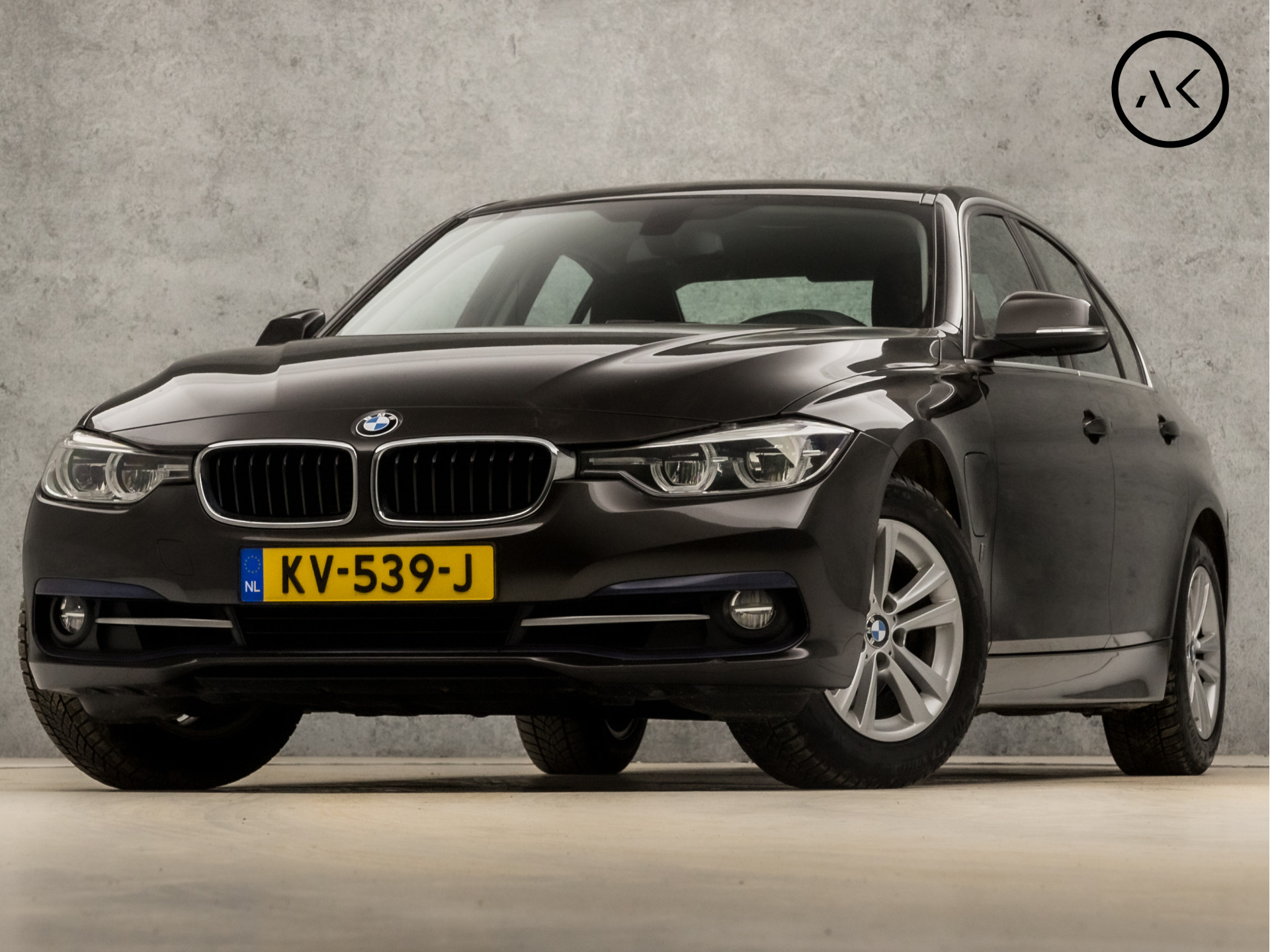 BMW 3-serie 330e Centennial Executive Sportline 252Pk Automaat (NAVIGATIE, CLIMATE, LED KOPLAMPEN, SPORTSTOELEN, PARKEERSENSOREN, CRUISE, NIEUWE APK, NIEUWSTAAT)