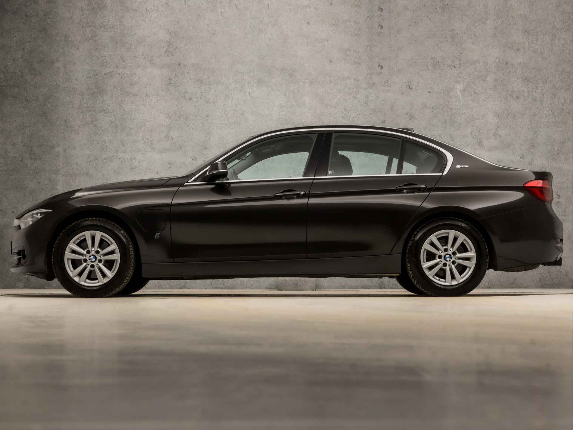 BMW 3-serie 330e Centennial Executive Sportline 252Pk Automaat (NAVIGATIE, CLIMATE, LED KOPLAMPEN, SPORTSTOELEN, PARKEERSENSOREN, CRUISE, NIEUWE APK, NIEUWSTAAT) - 2/36