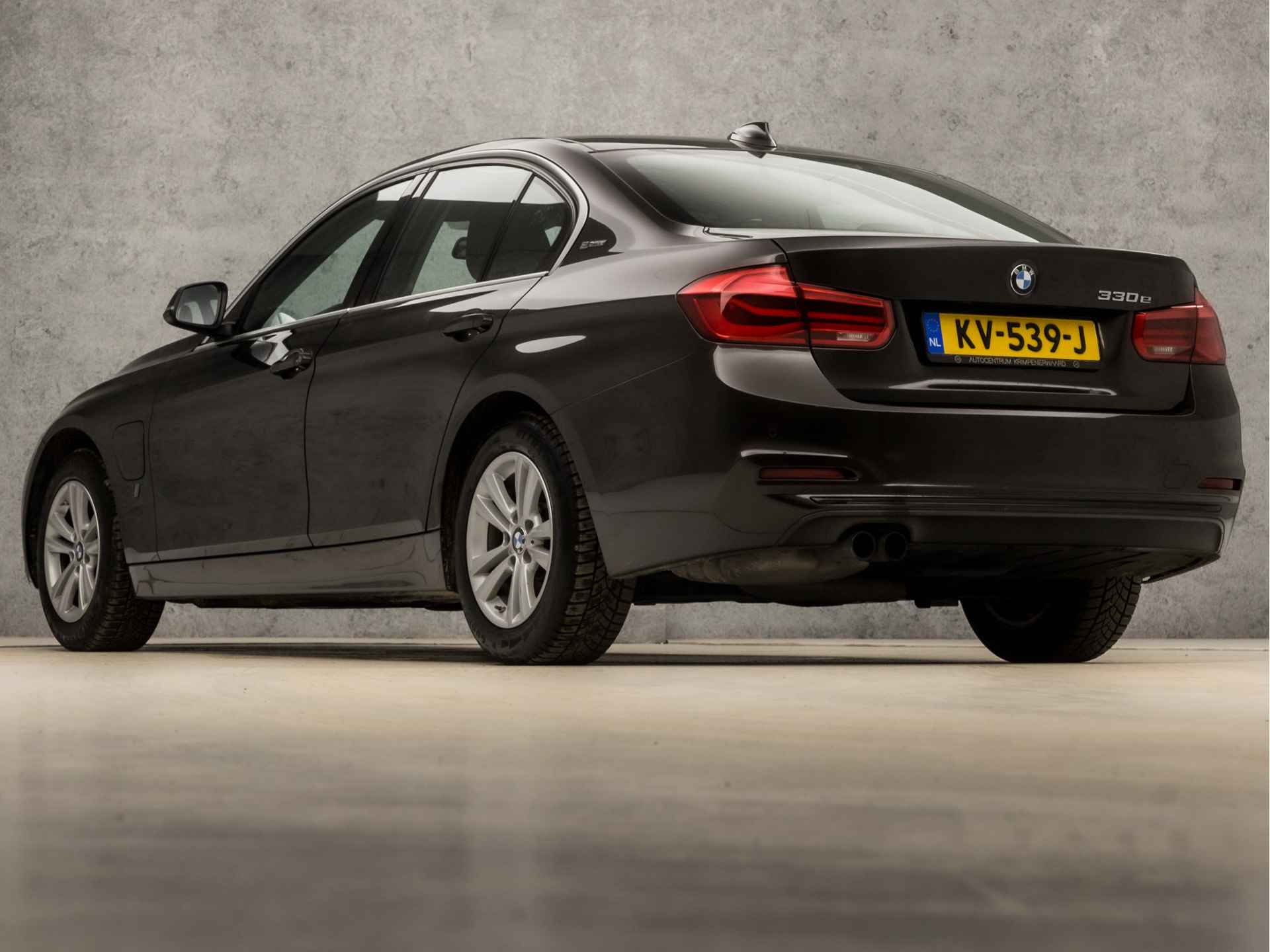 BMW 3-serie 330e Centennial Executive Sportline 252Pk Automaat (NAVIGATIE, CLIMATE, LED KOPLAMPEN, SPORTSTOELEN, PARKEERSENSOREN, CRUISE, NIEUWE APK, NIEUWSTAAT) - 3/36