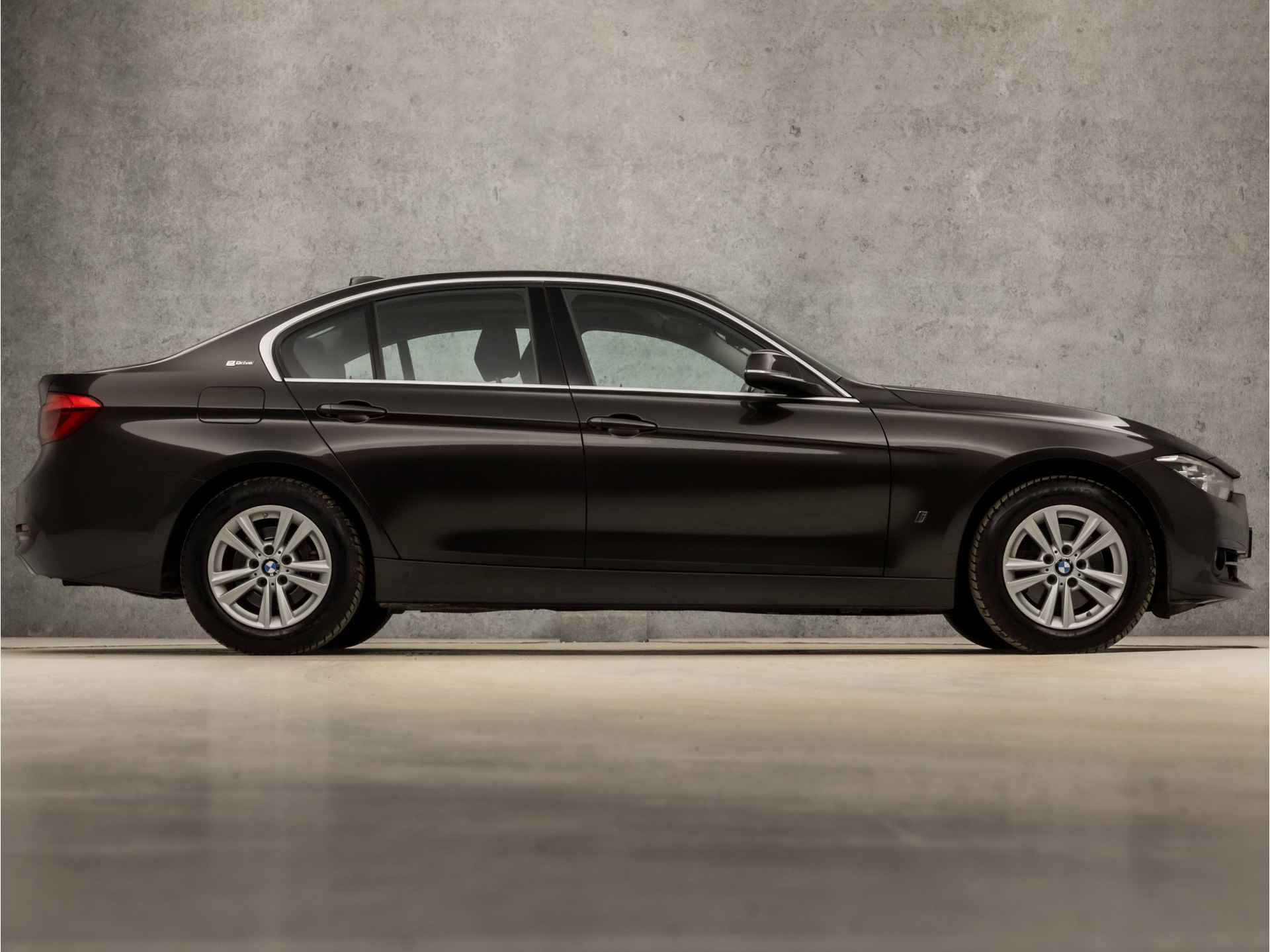 BMW 3-serie 330e Centennial Executive Sportline 252Pk Automaat (NAVIGATIE, CLIMATE, LED KOPLAMPEN, SPORTSTOELEN, PARKEERSENSOREN, CRUISE, NIEUWE APK, NIEUWSTAAT) - 4/36