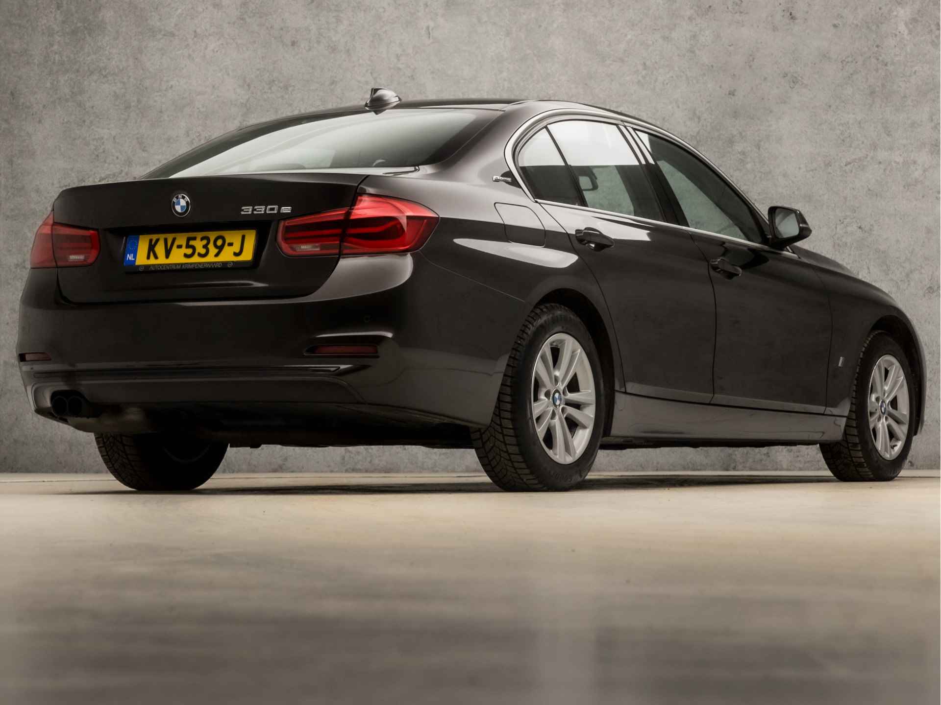 BMW 3-serie 330e Centennial Executive Sportline 252Pk Automaat (NAVIGATIE, CLIMATE, LED KOPLAMPEN, SPORTSTOELEN, PARKEERSENSOREN, CRUISE, NIEUWE APK, NIEUWSTAAT) - 5/36