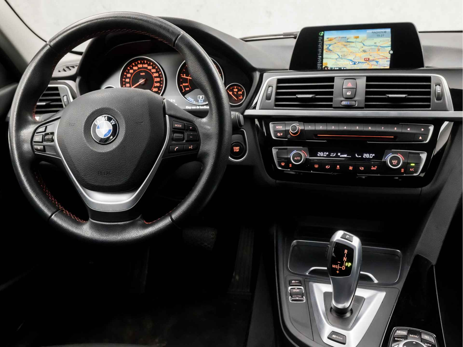 BMW 3-serie 330e Centennial Executive Sportline 252Pk Automaat (NAVIGATIE, CLIMATE, LED KOPLAMPEN, SPORTSTOELEN, PARKEERSENSOREN, CRUISE, NIEUWE APK, NIEUWSTAAT) - 7/36