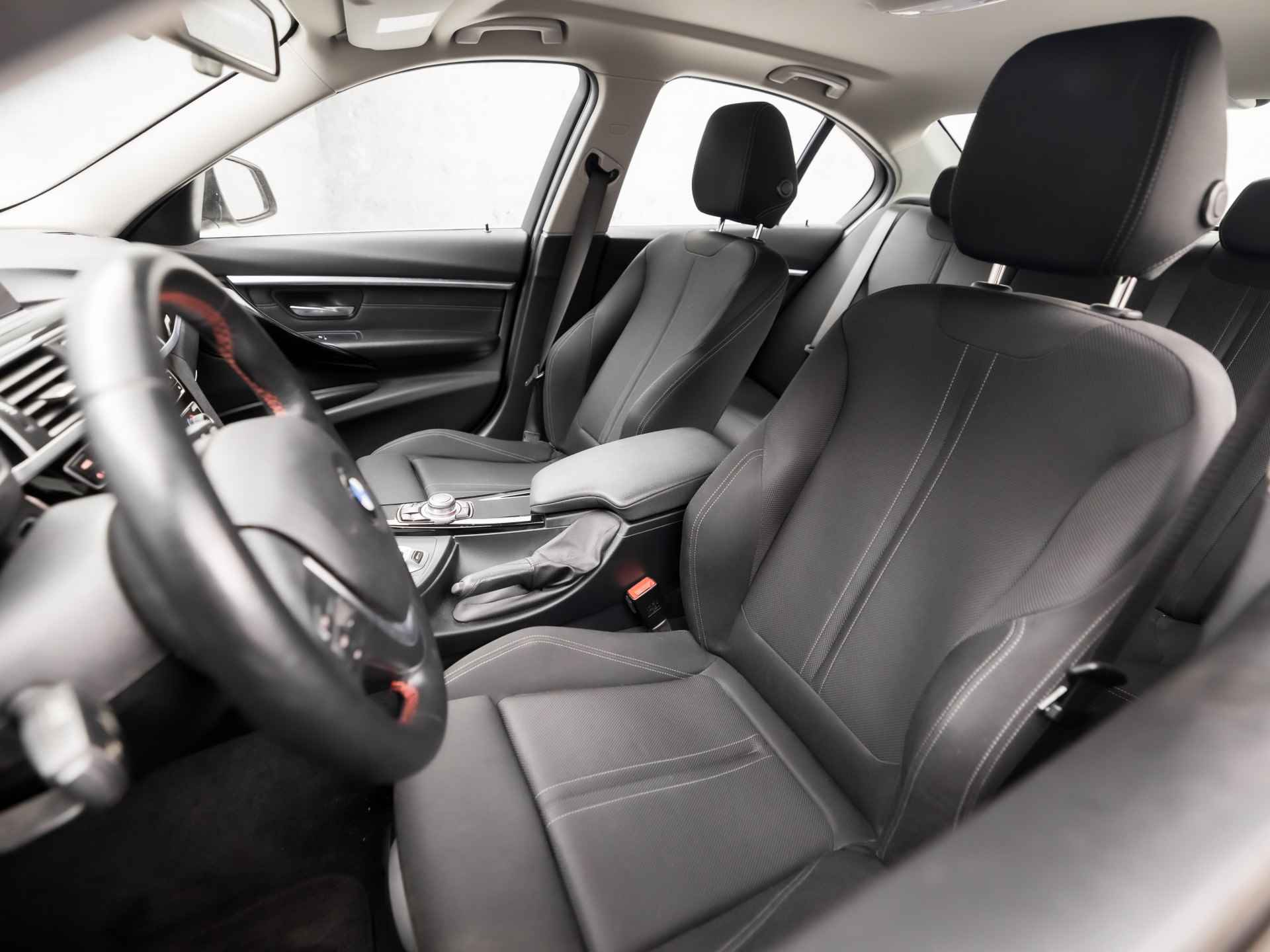 BMW 3-serie 330e Centennial Executive Sportline 252Pk Automaat (NAVIGATIE, CLIMATE, LED KOPLAMPEN, SPORTSTOELEN, PARKEERSENSOREN, CRUISE, NIEUWE APK, NIEUWSTAAT) - 13/36