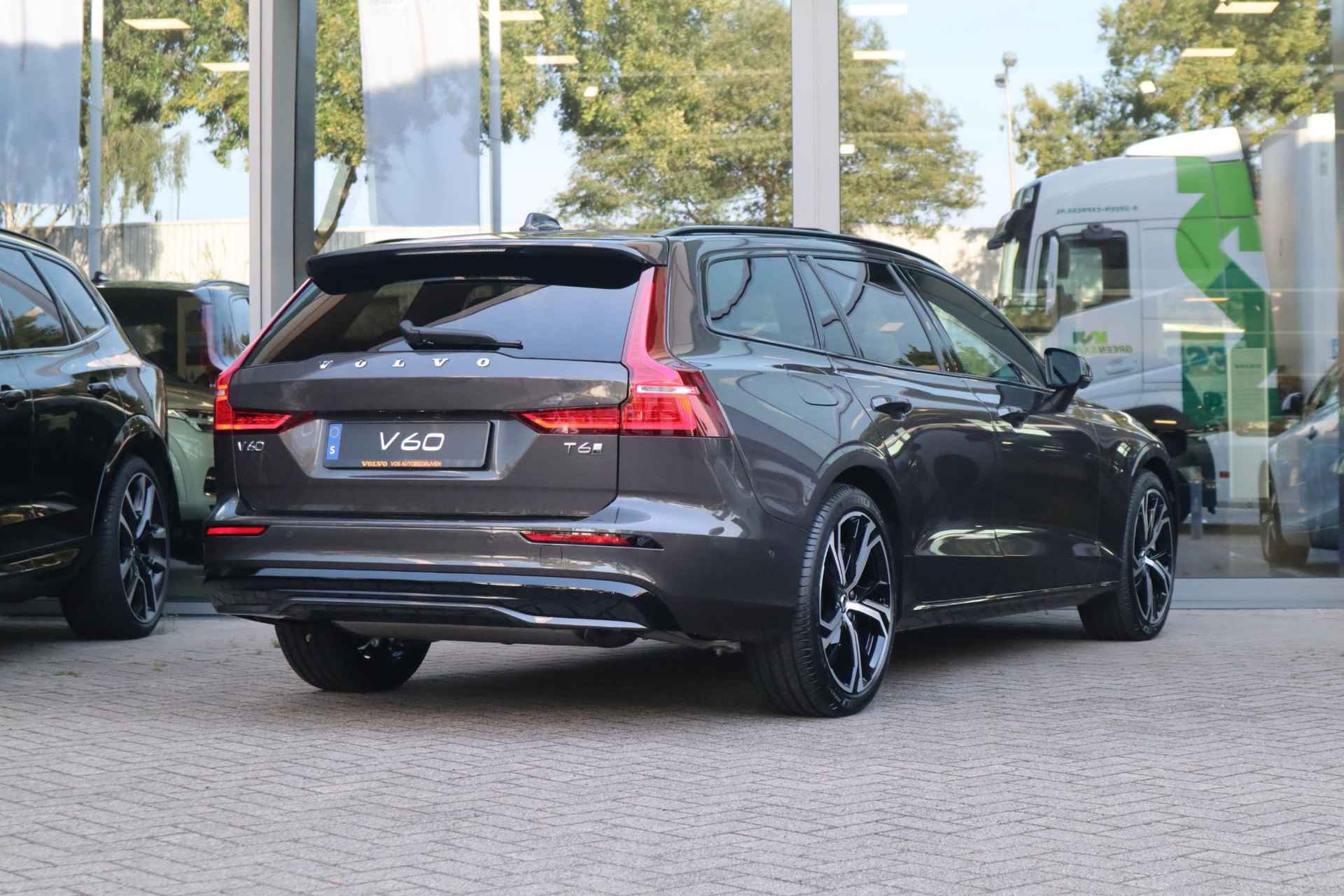 Volvo V60 2.0 T6 Recharge AWD Ultra Dark | Uit voorraad leverbaar!| Schuif-/ kanteldak| 360* Camera| Head-up Display| Extra getint glas achter| 19'' Lichtmetalen velgen| - 5/37