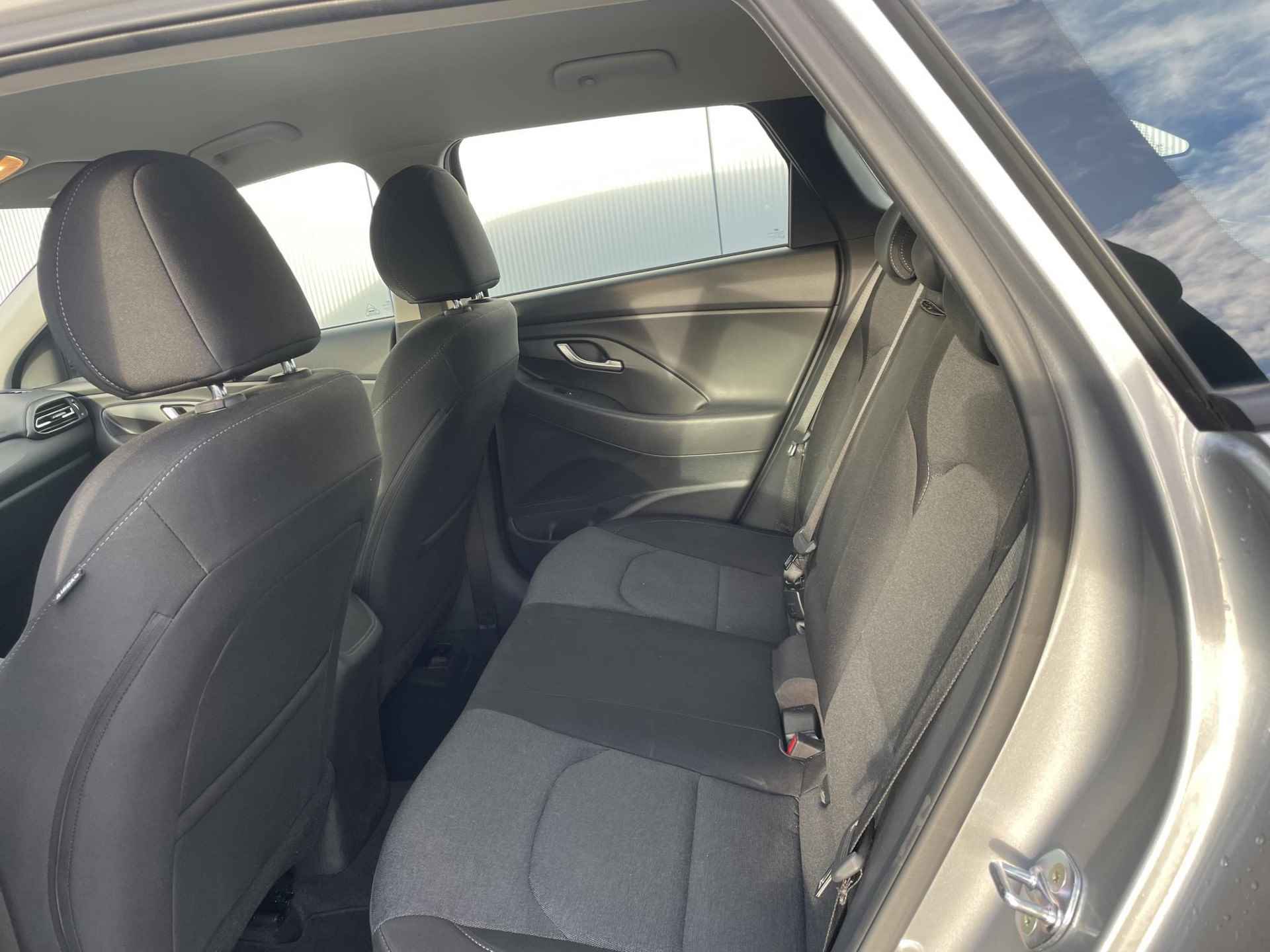 Hyundai i30 Wagon 1.0 T-GDi MHEV Comfort Smart Automaat / Navigatie / Apple Carplay & Android Auto/ Achteruitrijcamera / Cruise Control / Climate Control / - 6/33