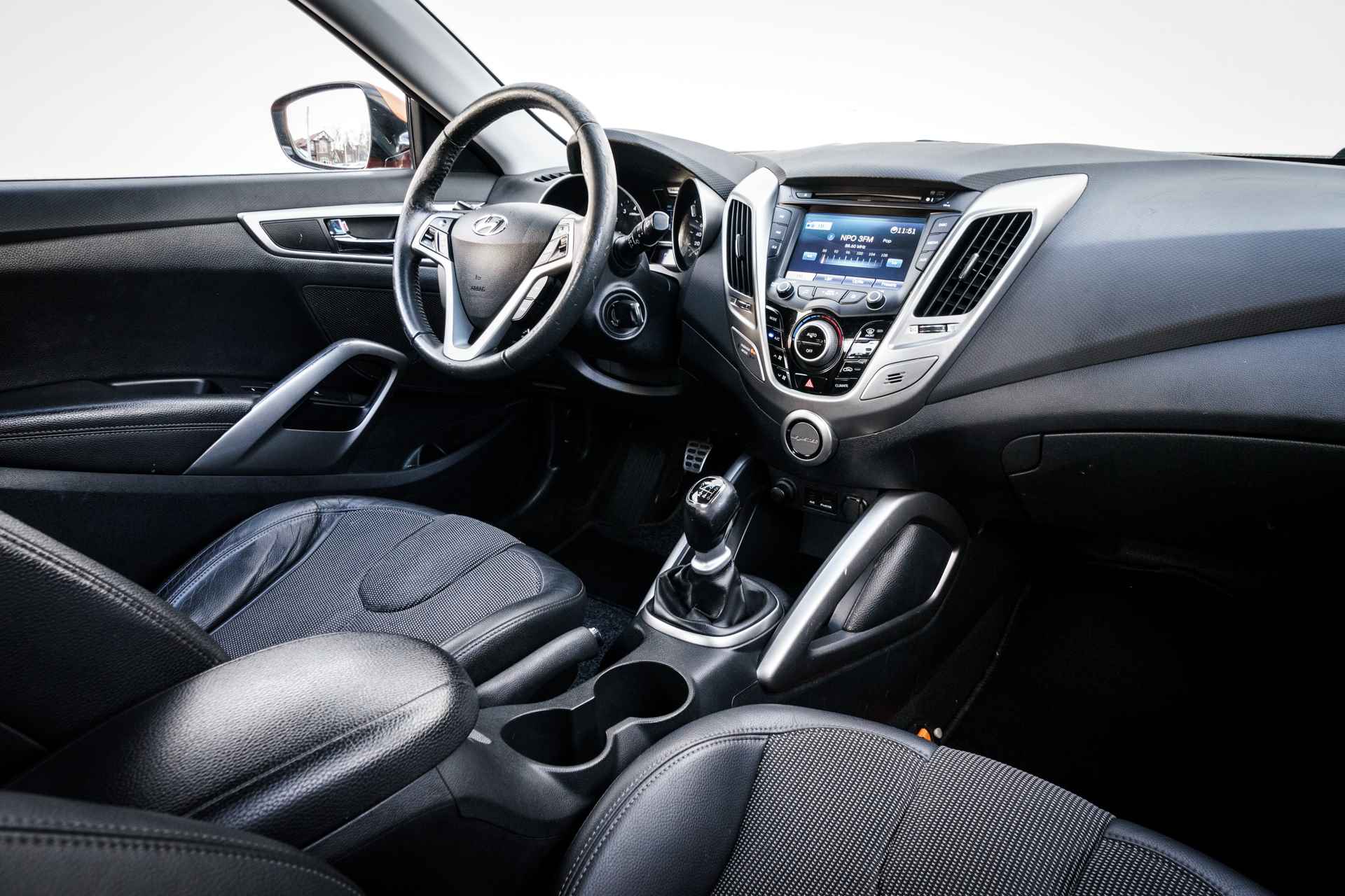 Hyundai Veloster 1.6 GDI i-Vision | 18inch | Panoramadak | Cruise control | Achteruitrijcamera | Half leder - 4/37