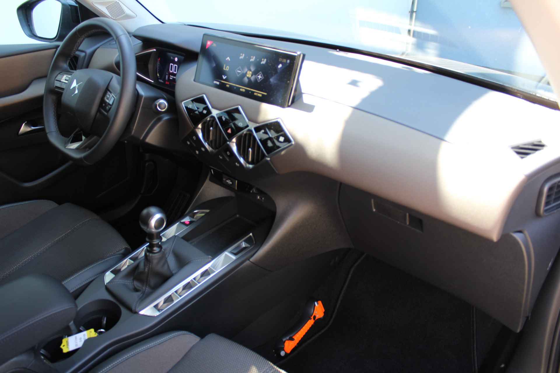 Citroën DS3 Crossback 1.2 PureTech Business | Incl 1 jaar Garantie | Clima | Navi | Cruise | 17 Inch LMV | Parkeersensoren V+A | Rondom zicht camera | Digital cockpit | Keyless start | DAB | Apple CarPlay/Android Auto | Draadloze telefoon lader | Origineel Nederlandse auto | NAP | 18.309KM!!! | - 27/53
