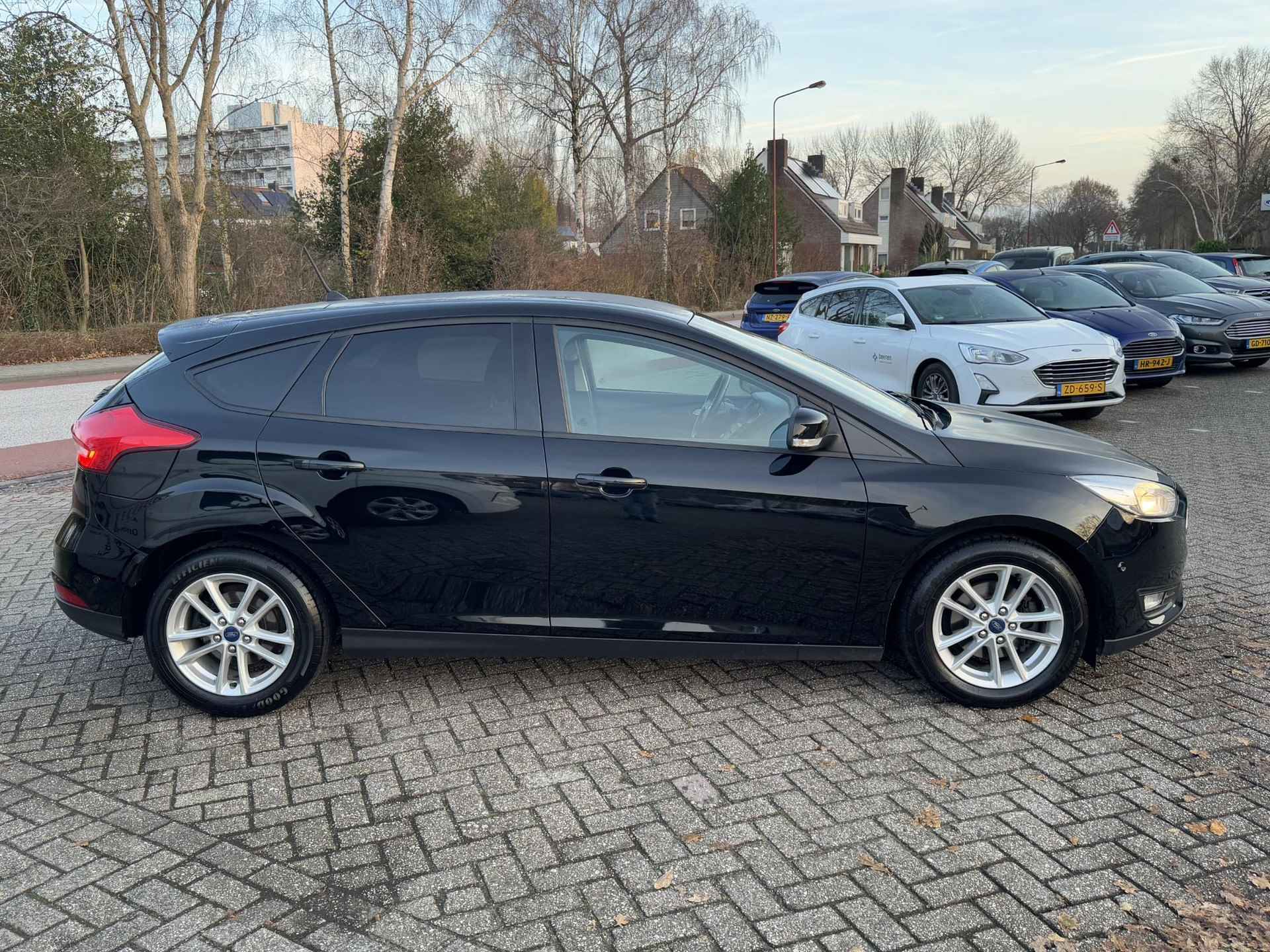 Ford Focus 1.0 Ecoboost Titanium 125pk Trekhaak | Cruise control | Getint glas | 5 deurs | Apple Carplay / Android auto | Achteruitrijcamera - 2/27