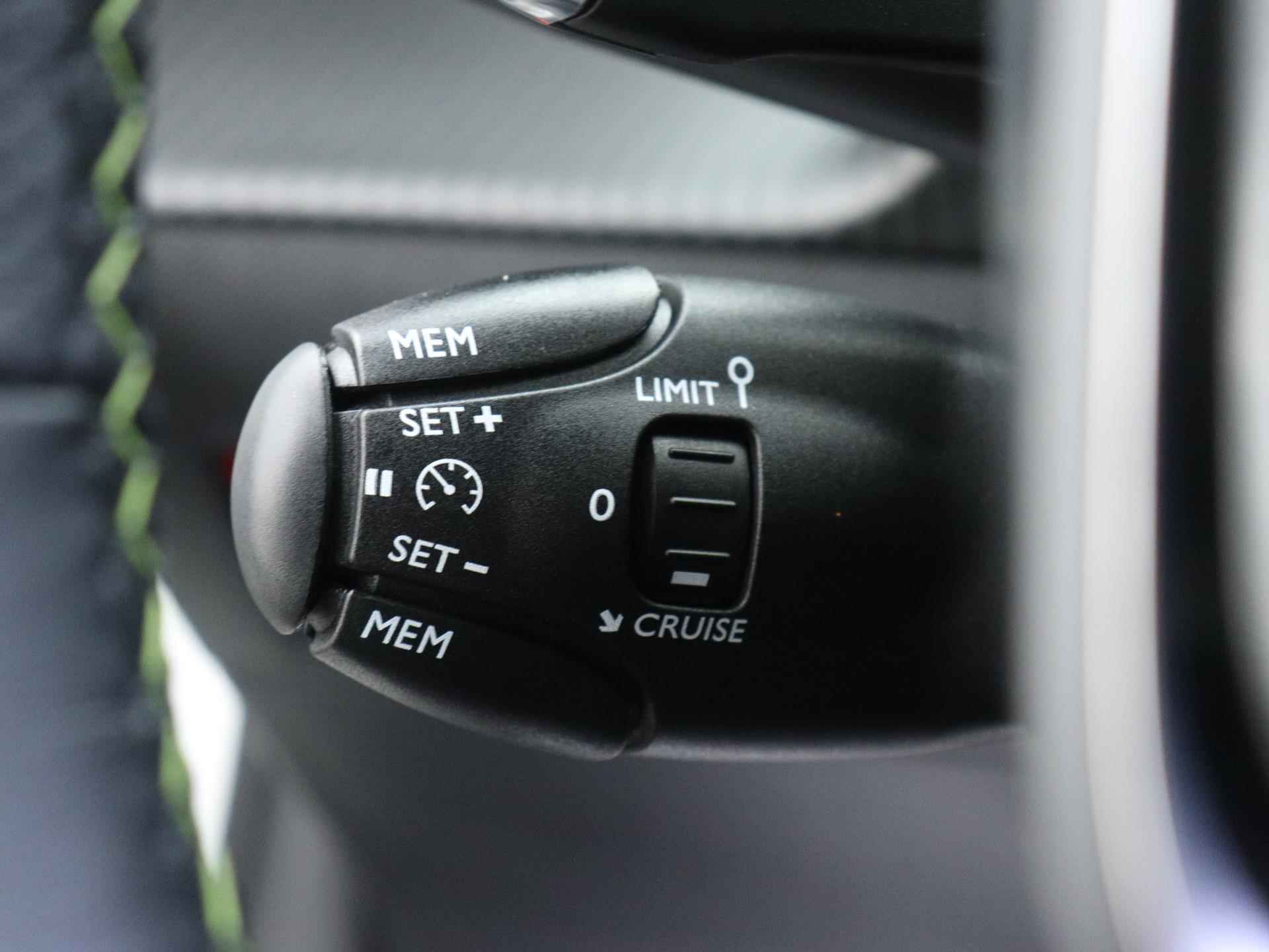 Peugeot 208 GT 100pk Automaat | Navigatie | Camera | Licht Metalen Velgen 17"| Sportstoelen | Parkeersensoren Voor/ Achter - 27/37
