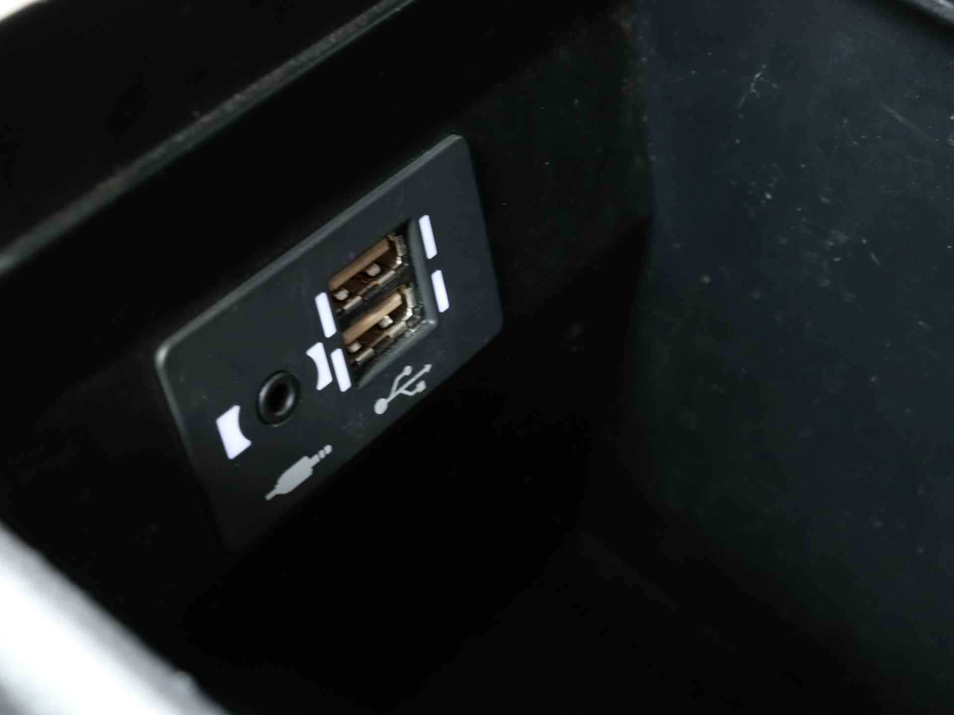 Lexus UX 250h F Sport Line Limited | Elektrische Achterklep | Triple Led | Draadloze Telefoonlader | - 31/39