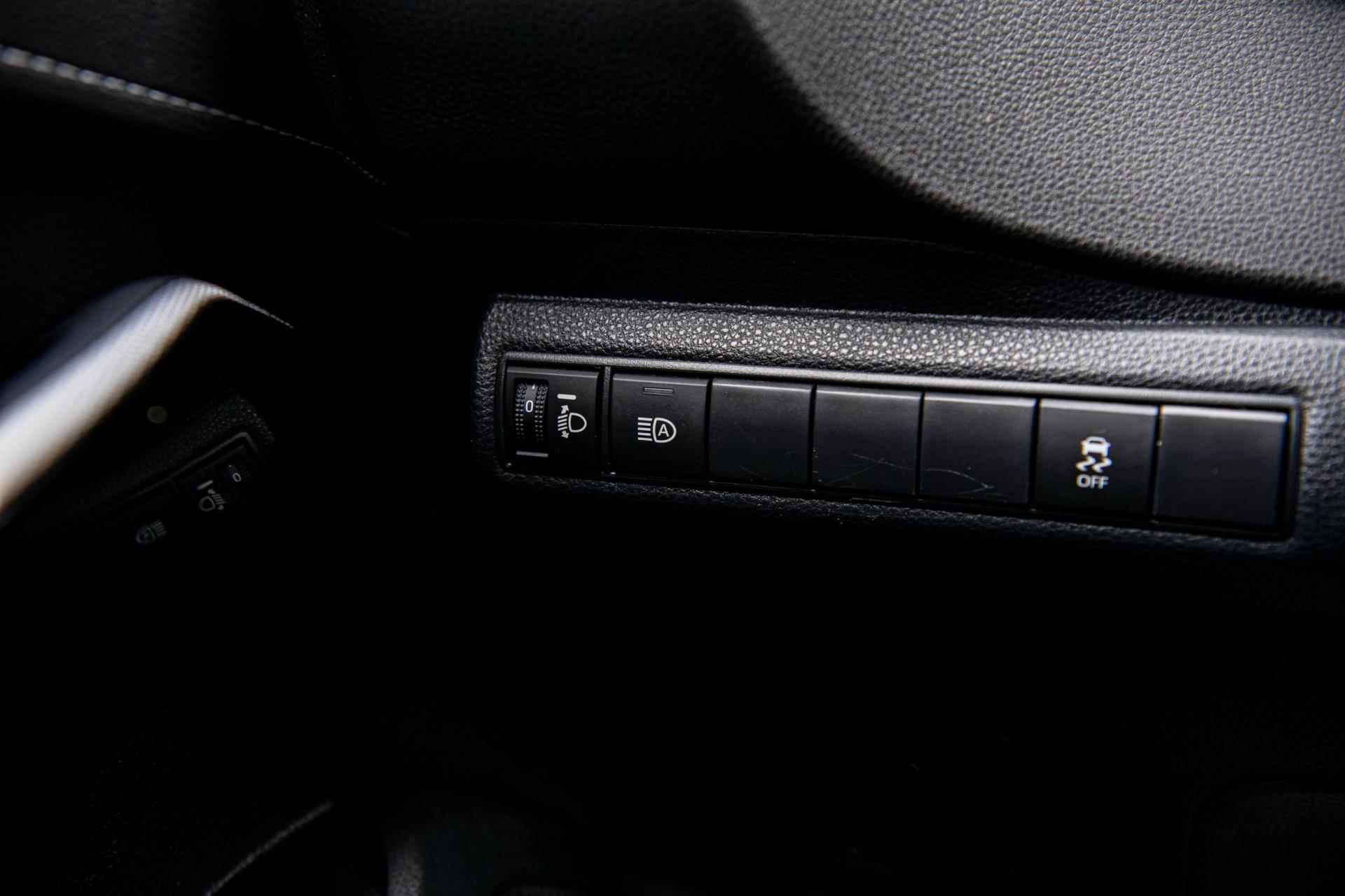 Toyota Corolla 1.8 98pk Hybrid Dynamic | Automaat | Adaptieve Cruise Control | Airco/Clima | Camera | Navi | 17" LM Velgen - 16/48