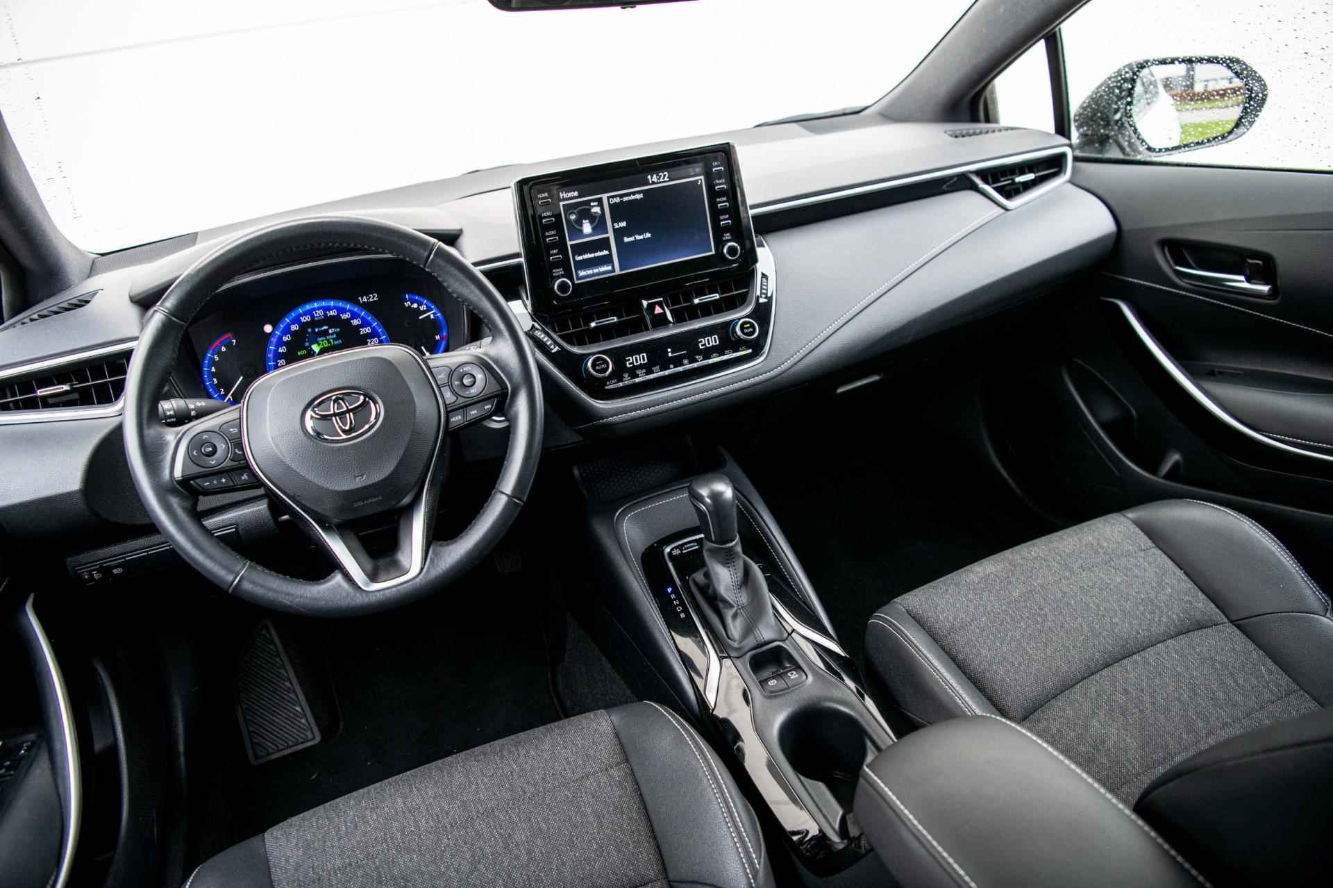 Toyota Corolla 1.8 98pk Hybrid Dynamic | Automaat | Adaptieve Cruise Control | Airco/Clima | Camera | Navi | 17" LM Velgen - 17/48