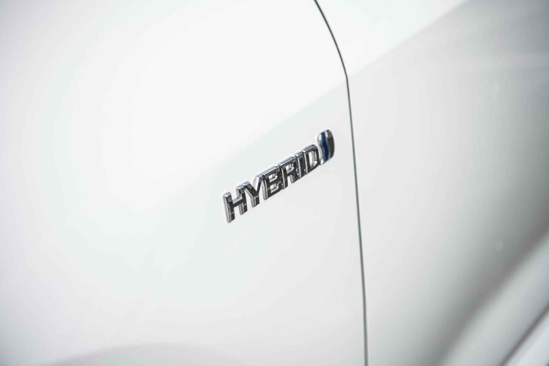 Toyota Corolla 1.8 98pk Hybrid Dynamic | Automaat | Adaptieve Cruise Control | Airco/Clima | Camera | Navi | 17" LM Velgen - 40/48