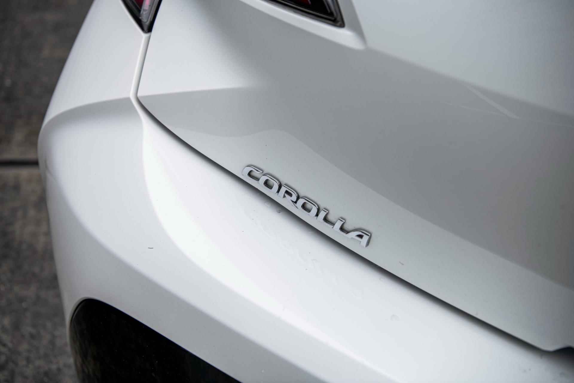Toyota Corolla 1.8 98pk Hybrid Dynamic | Automaat | Adaptieve Cruise Control | Airco/Clima | Camera | Navi | 17" LM Velgen - 45/48