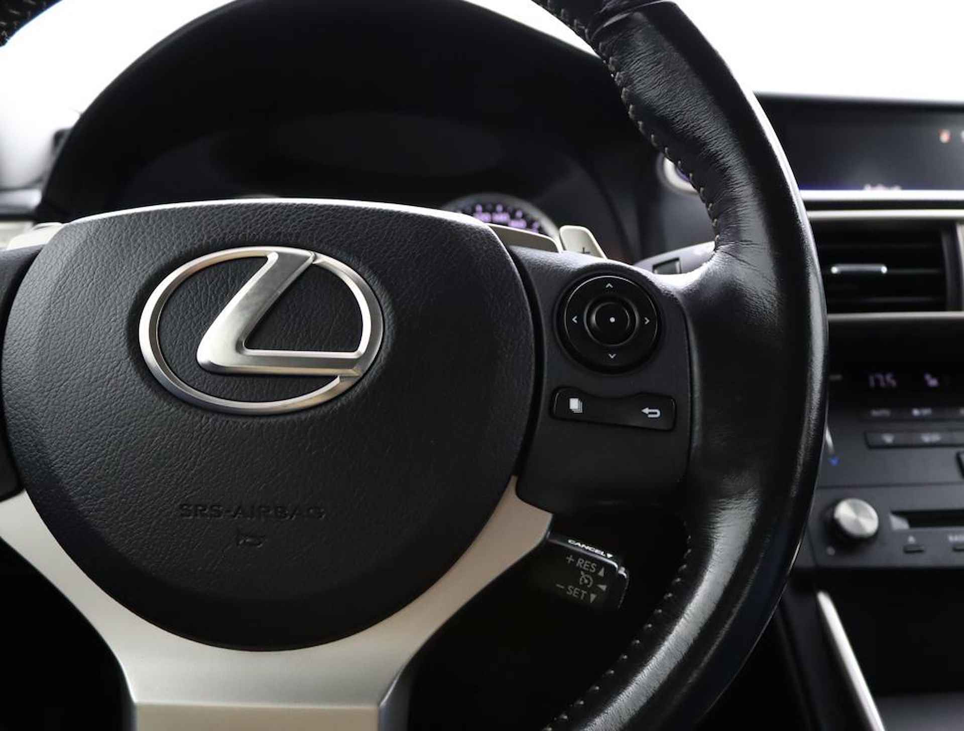 Lexus IS 300h Business Line | Dealeronderhouden | Achteruitrijcamera | 17 Inch lichtmetalen velgen - 19/54