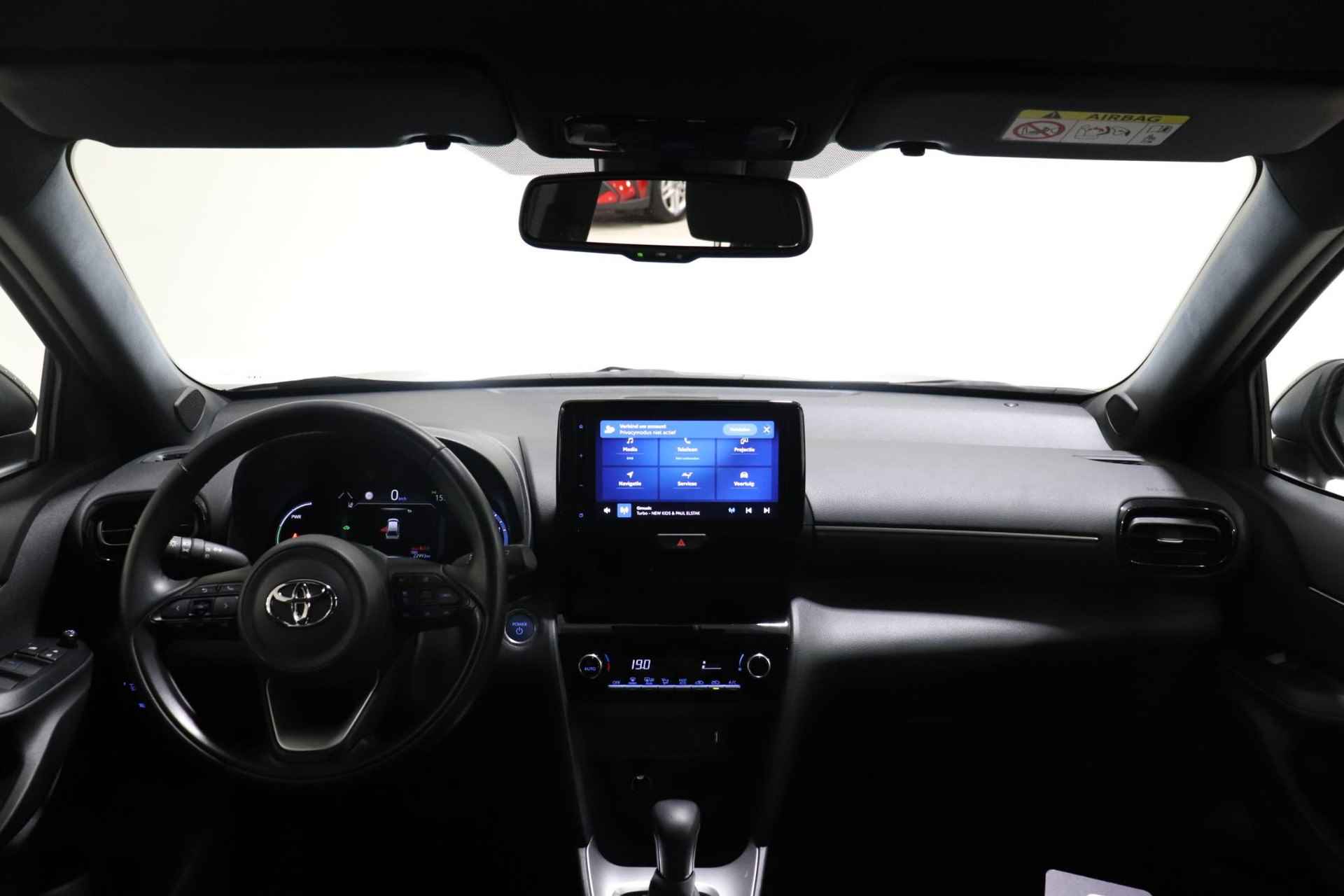 Toyota Yaris Cross 1.5 Hybrid Dynamic, Adaptive cruisecontrol, Camera, 17" velgen, Apple CarPlay / Android Auto! - 3/28