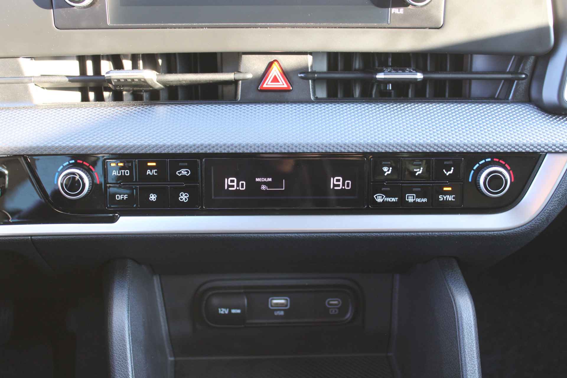 Kia Sportage 1.6 T-GDi MHEV DynamicLine | Airco | Cruise | Camera | 17" LM | Stuurwiel verwarmd | Apple Carplay | Android auto | - 21/30
