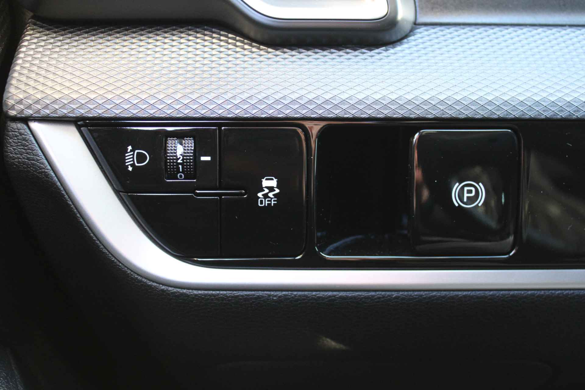 Kia Sportage 1.6 T-GDi MHEV DynamicLine | Airco | Cruise | Camera | 17" LM | Stuurwiel verwarmd | Apple Carplay | Android auto | - 25/30