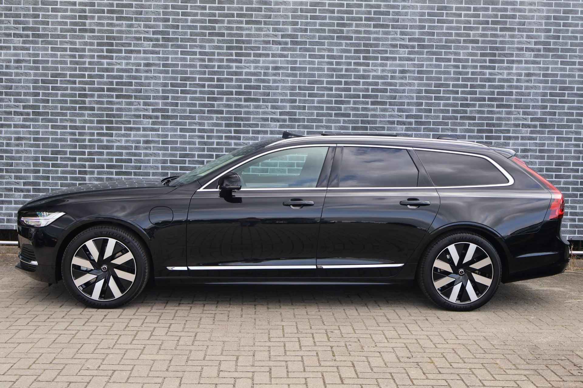 Volvo V90 2.0 T6 Recharge AWD Ultra Bright | Schuif-/-kanteldak | Elektr. verstelbare stoelen | Parkeerverwarming | Head-up display | Harman Kardon | - 4/28