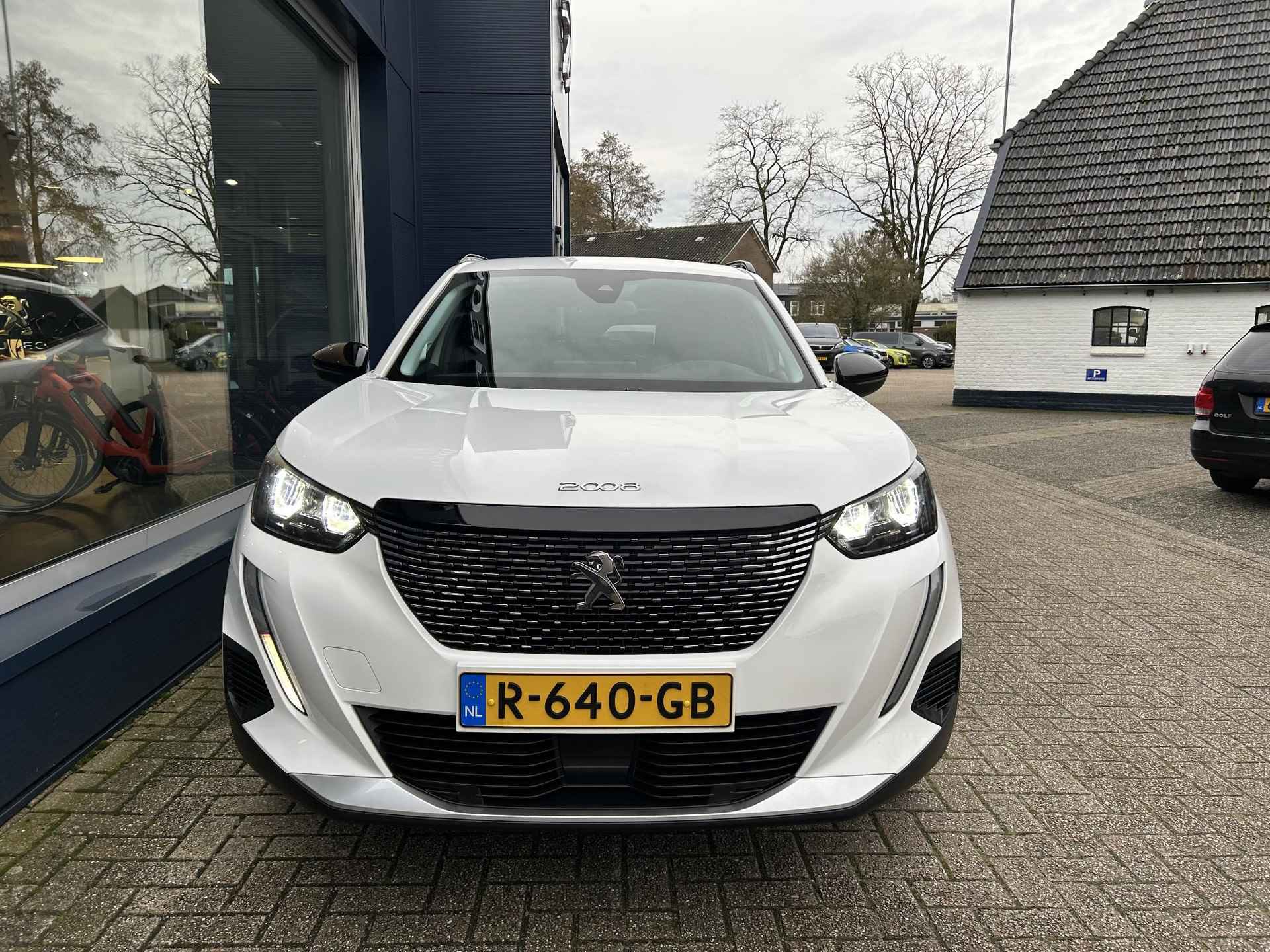 Peugeot 2008 1.2 Turbo 130PK Allure Pack | Automaat | Navigatie | 3D Virtual Cockpit | LED Verlichting | Half Lederen Bekleding | Keyless Start | Climate Control | Cruise Control adaptief | 17 Inch Lichtmetalen Velgen | - 4/49