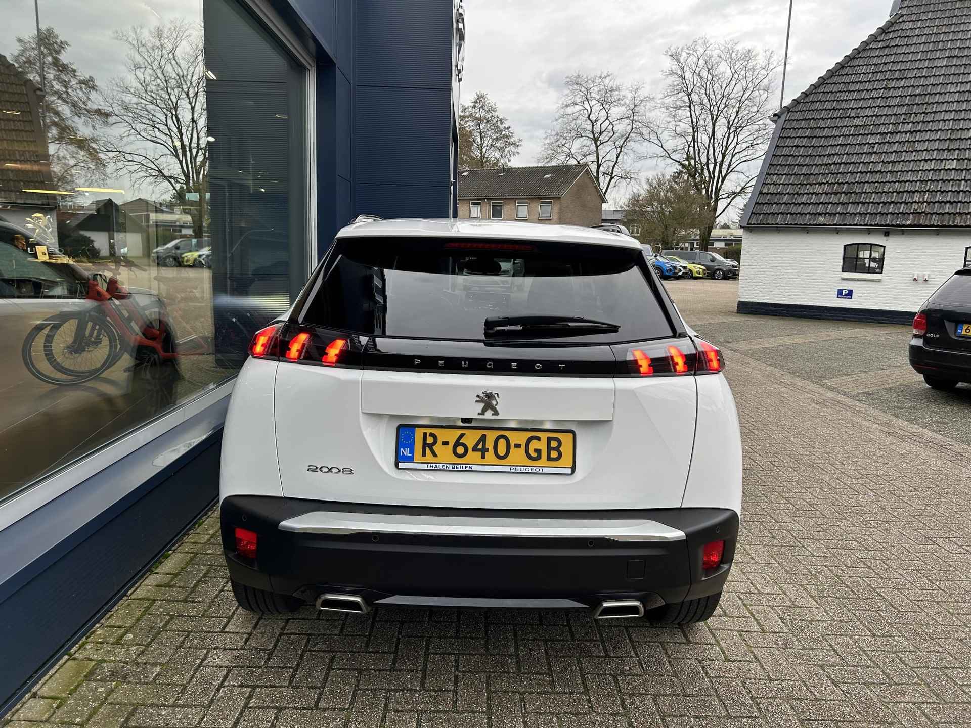 Peugeot 2008 1.2 Turbo 130PK Allure Pack | Automaat | Navigatie | 3D Virtual Cockpit | LED Verlichting | Half Lederen Bekleding | Keyless Start | Climate Control | Cruise Control adaptief | 17 Inch Lichtmetalen Velgen | - 6/49