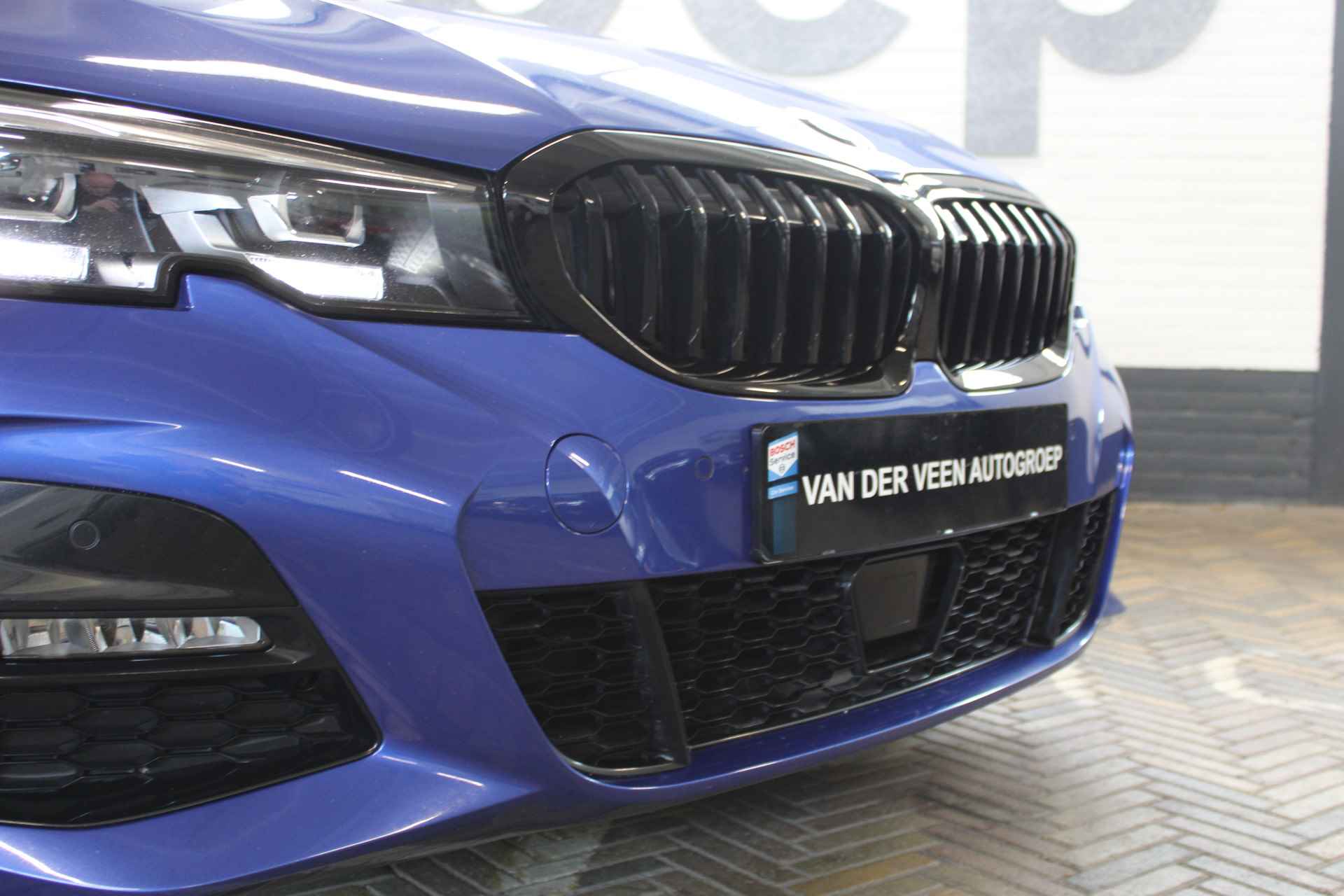 BMW 3 Serie Touring 330e High Executive | Incl. 1 jaar Garantie | M-Pakket | Navigatie | Climate controle | Adaptive cruise controle | Elektrische kofferbak | Stoelverwarming | Parkeersensore V+A | Keyless Start | Ambient verlichting | Half lederen/alcantara | Draadloze telefoonlader | LED Koplampen | - 9/58
