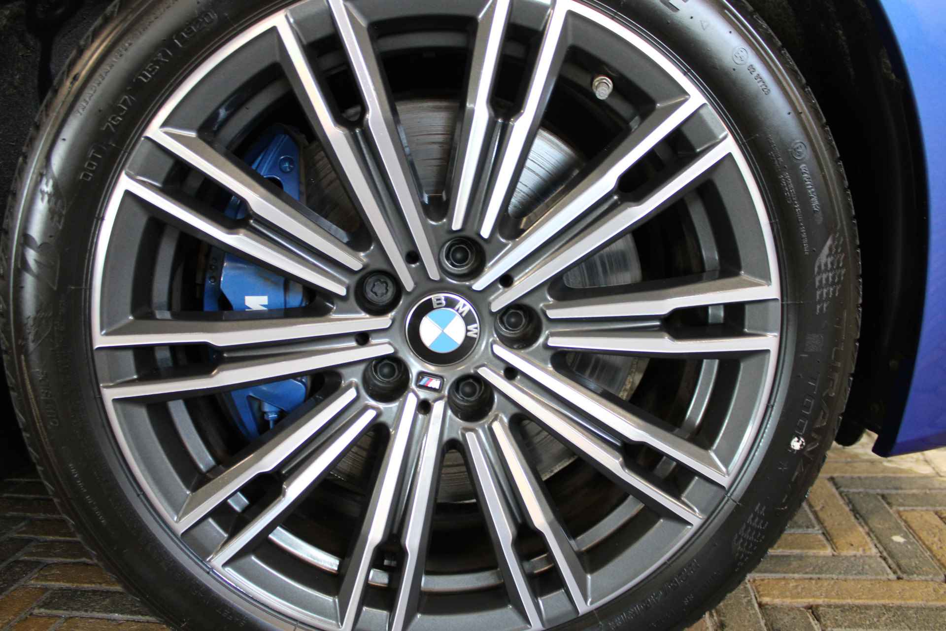 BMW 3 Serie Touring 330e High Executive | Incl. 1 jaar Garantie | M-Pakket | Navigatie | Climate controle | Adaptive cruise controle | Elektrische kofferbak | Stoelverwarming | Parkeersensore V+A | Keyless Start | Ambient verlichting | Half lederen/alcantara | Draadloze telefoonlader | LED Koplampen | - 11/58