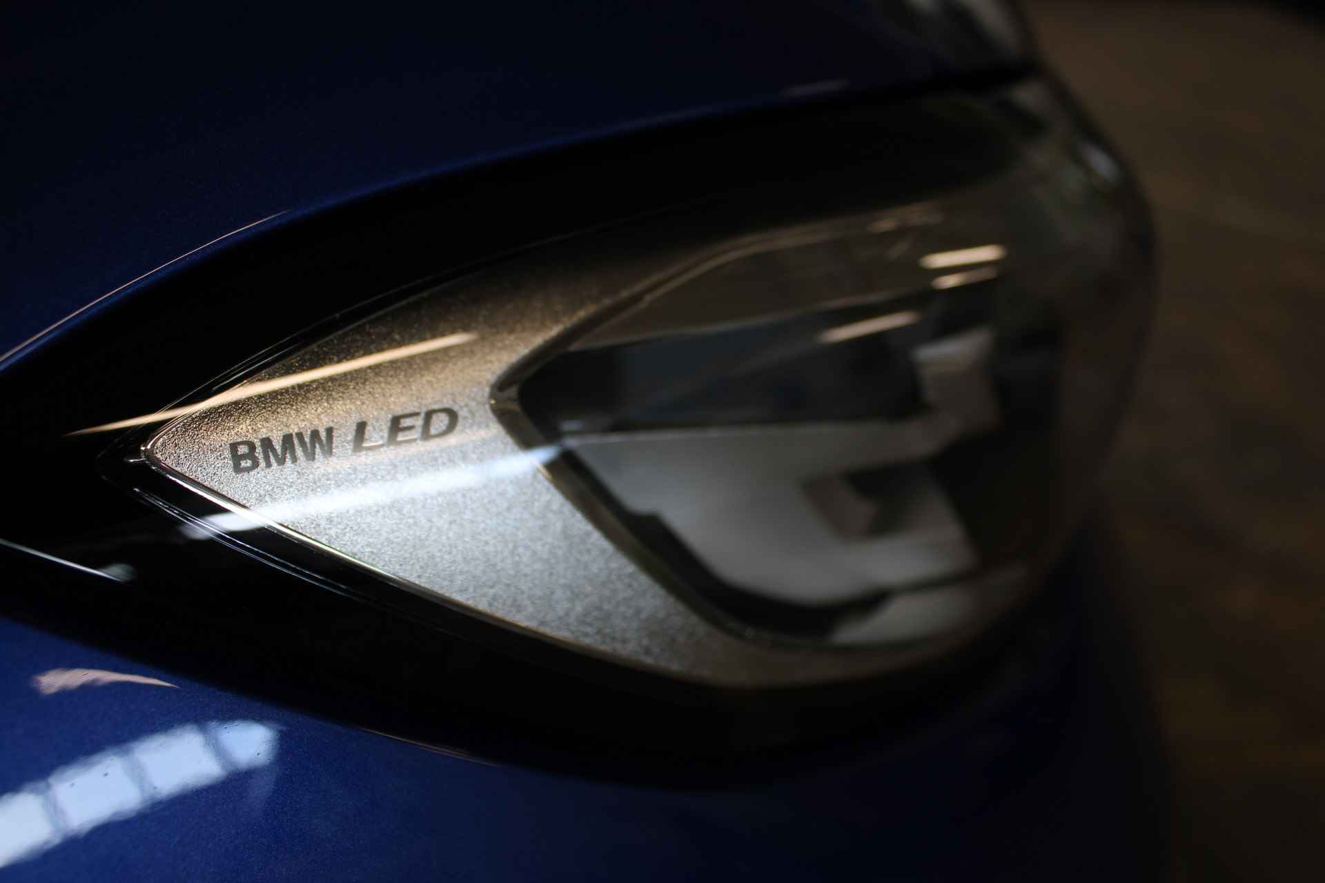 BMW 3 Serie Touring 330e High Executive | Incl. 1 jaar Garantie | M-Pakket | Navigatie | Climate controle | Adaptive cruise controle | Elektrische kofferbak | Stoelverwarming | Parkeersensore V+A | Keyless Start | Ambient verlichting | Half lederen/alcantara | Draadloze telefoonlader | LED Koplampen | - 14/58