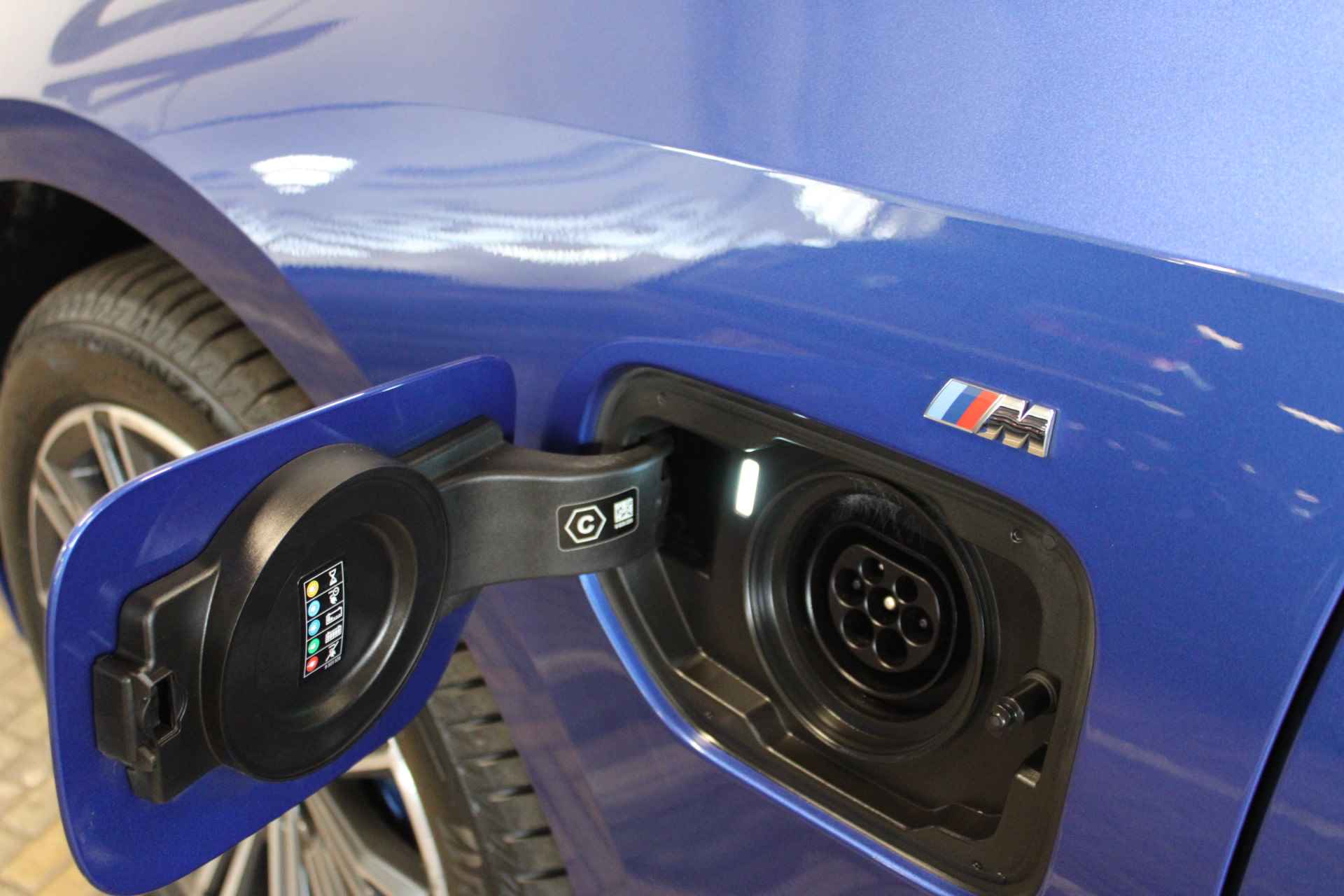 BMW 3 Serie Touring 330e High Executive | Incl. 1 jaar Garantie | M-Pakket | Navigatie | Climate controle | Adaptive cruise controle | Elektrische kofferbak | Stoelverwarming | Parkeersensore V+A | Keyless Start | Ambient verlichting | Half lederen/alcantara | Draadloze telefoonlader | LED Koplampen | - 20/58